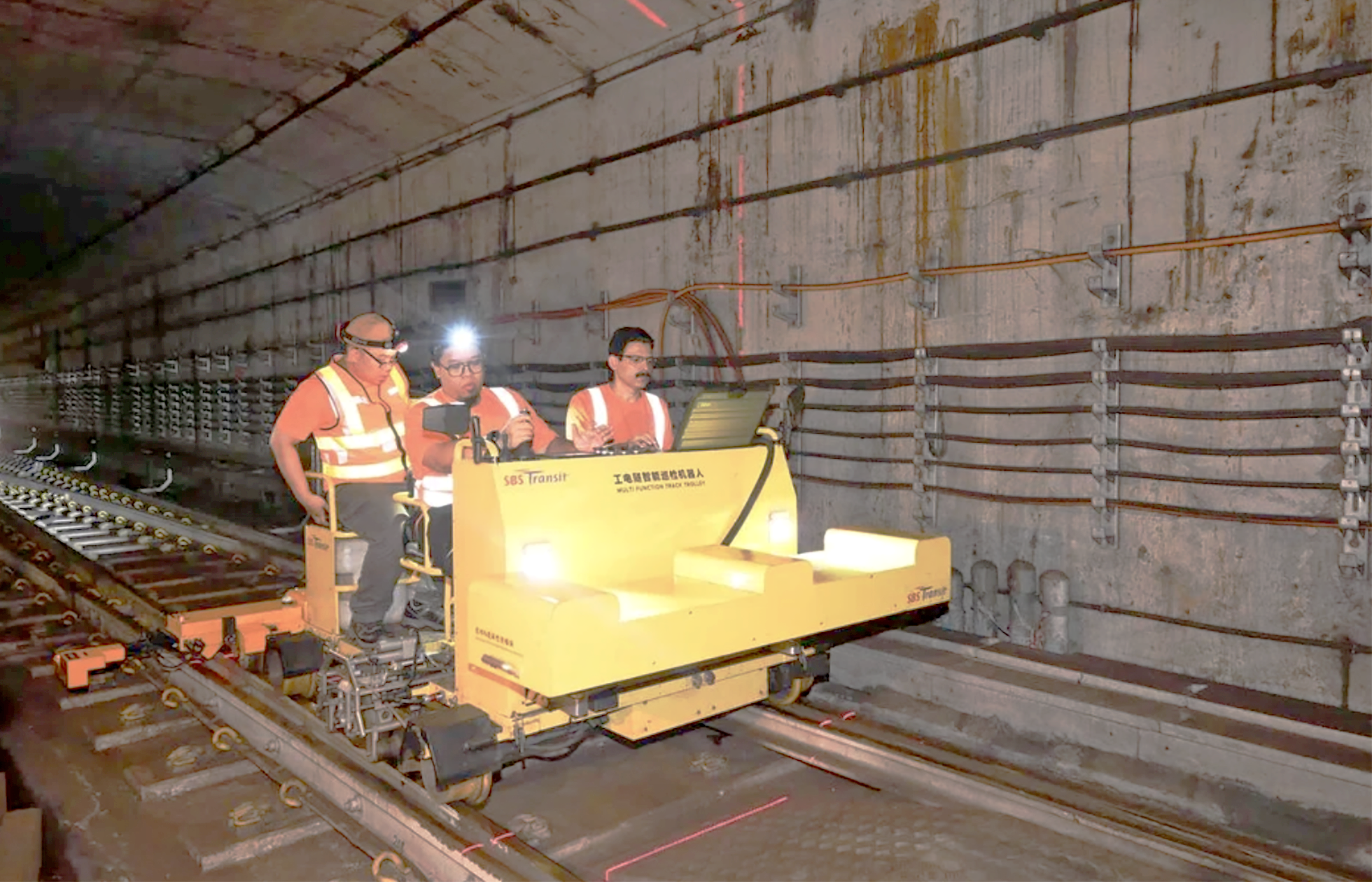 Robot bảo tr&igrave; đường ray t&agrave;u điện ngầm ở Singapore - Ảnh 1.