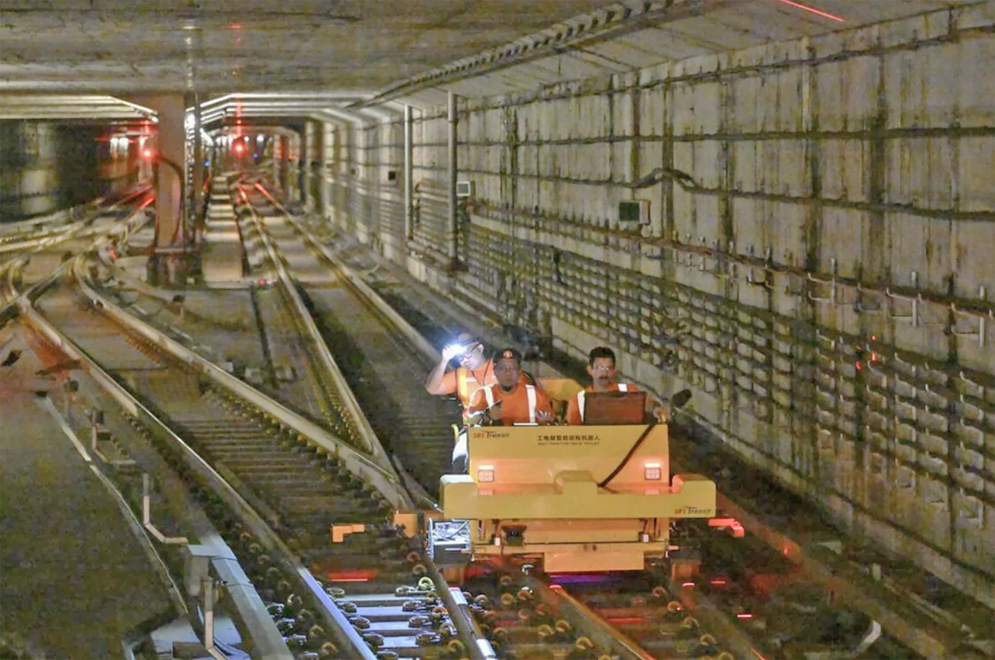 Robot bảo tr&igrave; đường ray t&agrave;u điện ngầm ở Singapore - Ảnh 2.