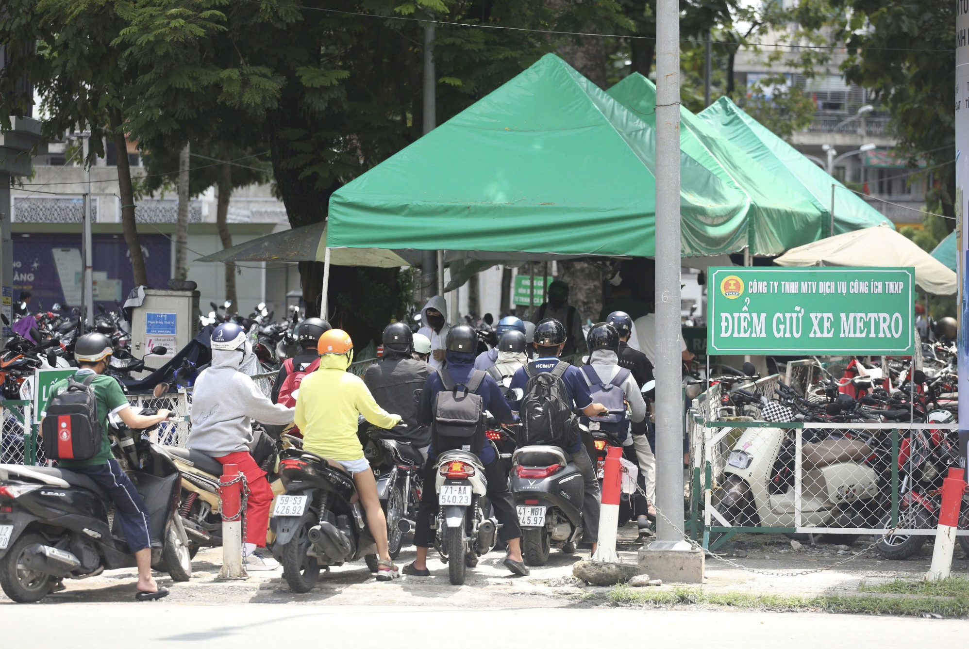 Người d&acirc;n đi metro loay hoay t&igrave;m chỗ gửi xe m&aacute;y: C&aacute;ch n&agrave;o h&oacute;a giải?- Ảnh 1.