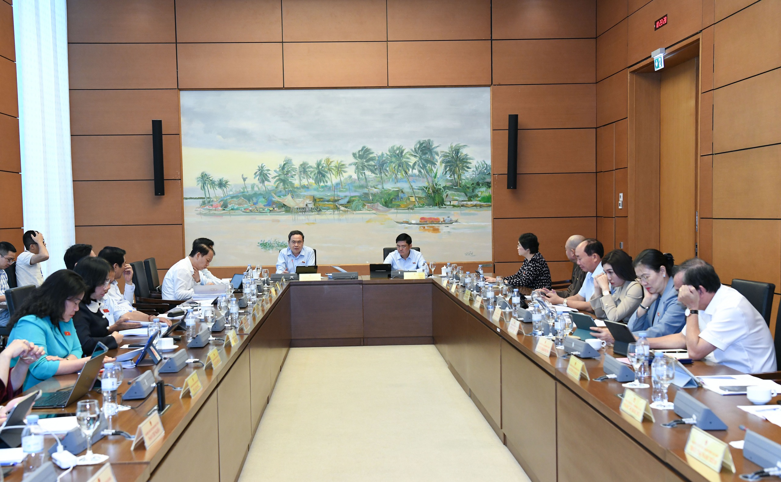 Chủ tịch Quốc hội: Ai kh&ocirc;ng ứng dụng chuyển đổi số, đứng qua một b&ecirc;n để người kh&aacute;c l&agrave;m- Ảnh 2.