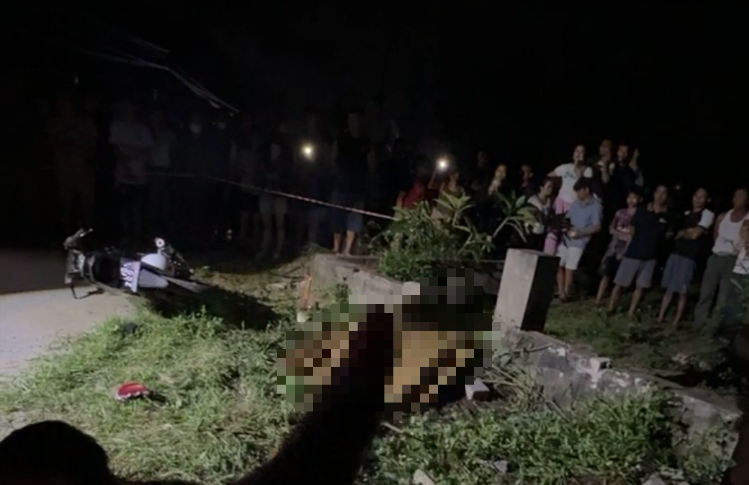 Thanh Ho&aacute;: Va v&agrave;o cột tr&ecirc;n đường ven nghĩa địa, đ&ocirc;i nam nữ thương vong- Ảnh 1.