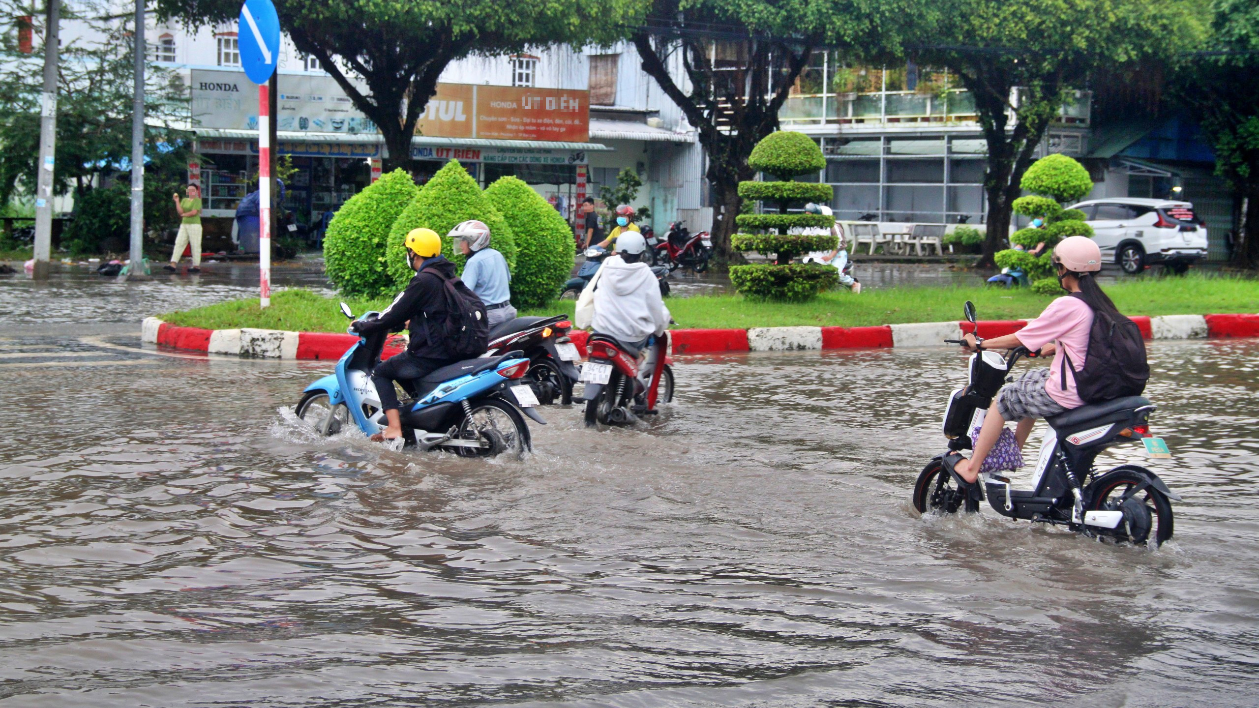C&agrave; Mau: Mưa lớn k&eacute;o d&agrave;i, Bến xe Bạc Li&ecirc;u ngập s&acirc;u trong nước- Ảnh 2.