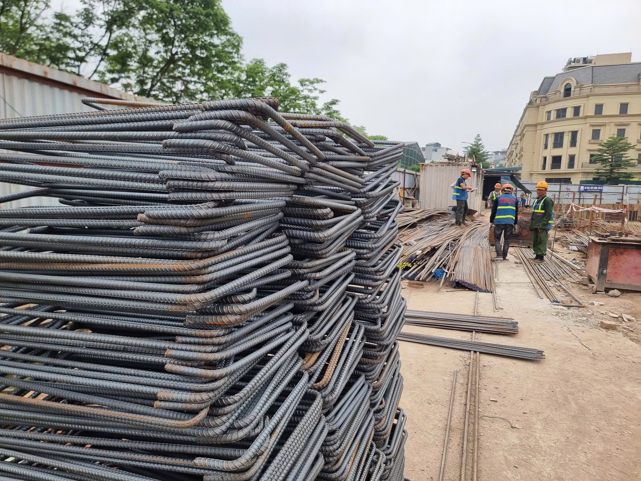 Giá vật liệu leo thang, Hà Nội kích hoạt các giải pháp bình ổn thị trường- Ảnh 1. Giá vật liệu leo thang, Hà Nội kích hoạt các giải pháp bình ổn thị trường- Ảnh 1.