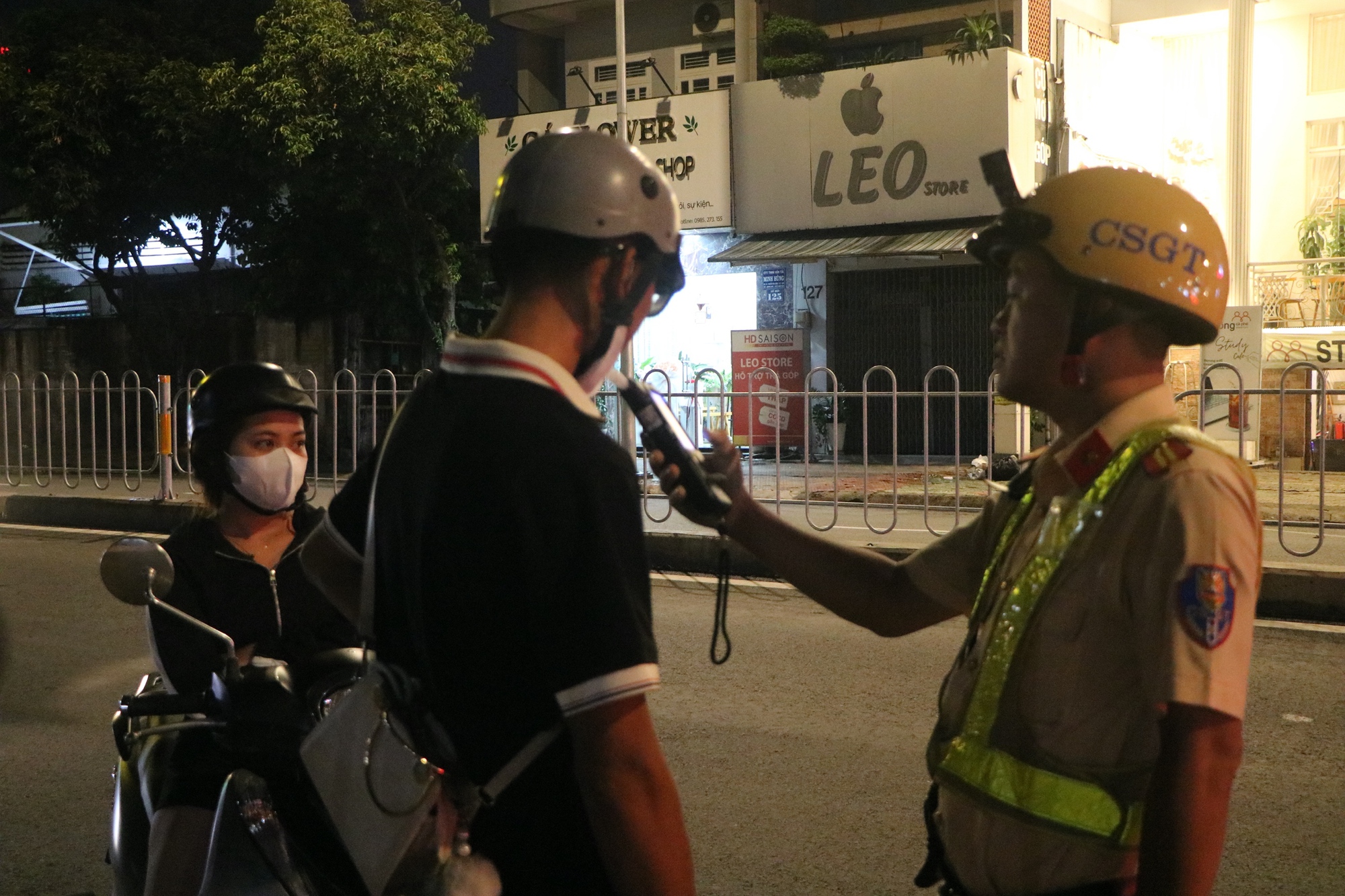 TP.HCM: Sau bữa tiệc 20/10, "ma men" đổi l&aacute;i cho bạn g&aacute;i vẫn kh&ocirc;ng tho&aacute;t phạt tiền triệu- Ảnh 1.