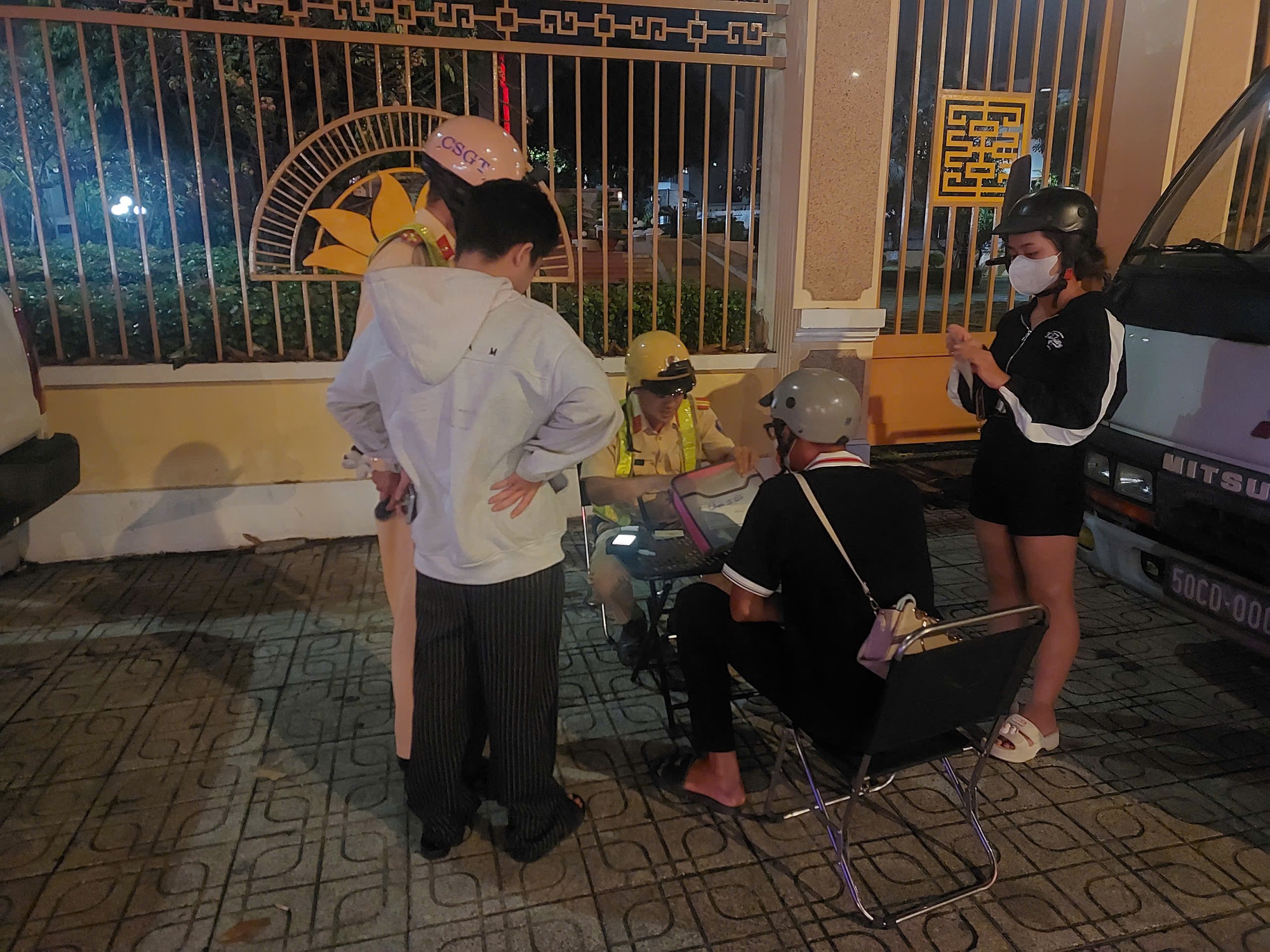 TP.HCM: Sau bữa tiệc 20/10, "ma men" đổi l&aacute;i cho bạn g&aacute;i vẫn kh&ocirc;ng tho&aacute;t phạt tiền triệu- Ảnh 2.