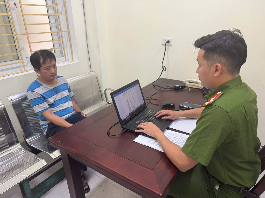 Tạm giữ h&igrave;nh sự đối tượng lao xe &ocirc; t&ocirc; v&agrave;o c&aacute;n bộ c&ocirc;ng an ở Nghệ An- Ảnh 1.