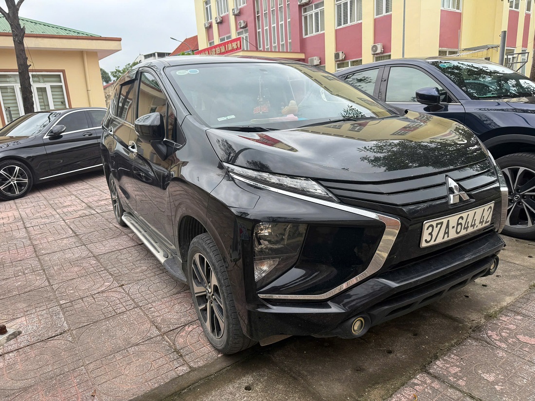 Tạm giữ h&igrave;nh sự đối tượng lao xe &ocirc; t&ocirc; v&agrave;o c&aacute;n bộ c&ocirc;ng an ở Nghệ An- Ảnh 2.