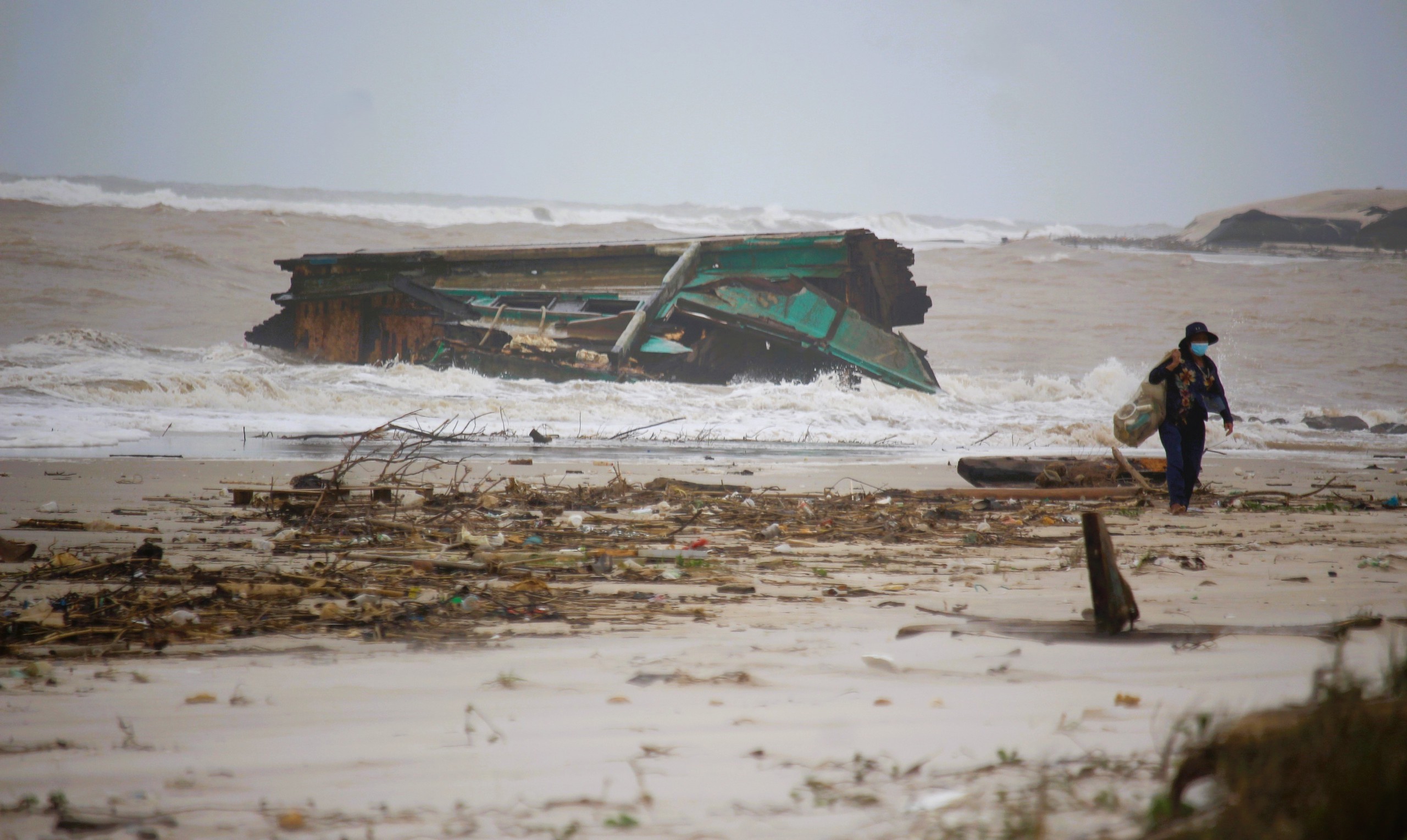 Quảng Trị: T&agrave;u thuyền v&agrave;o nơi tr&uacute; tr&aacute;nh b&atilde;o, người d&acirc;n vẫn tranh thủ m&oacute;t &ldquo;lộc&rdquo; ven bờ- Ảnh 7.