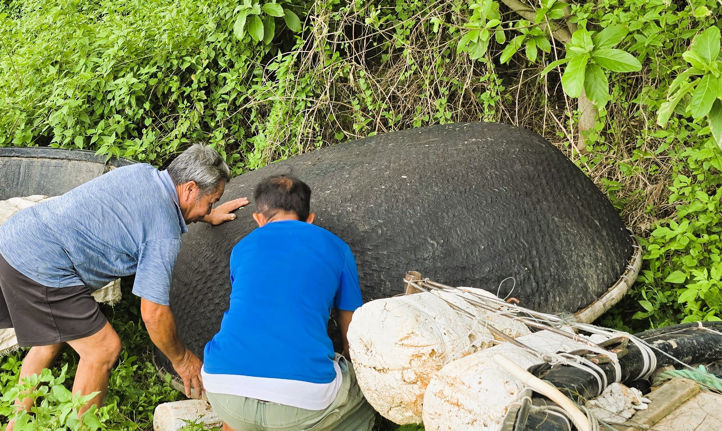 Quảng Trị: T&agrave;u thuyền v&agrave;o nơi tr&uacute; tr&aacute;nh b&atilde;o, người d&acirc;n vẫn tranh thủ m&oacute;t &ldquo;lộc&rdquo; ven bờ- Ảnh 5.