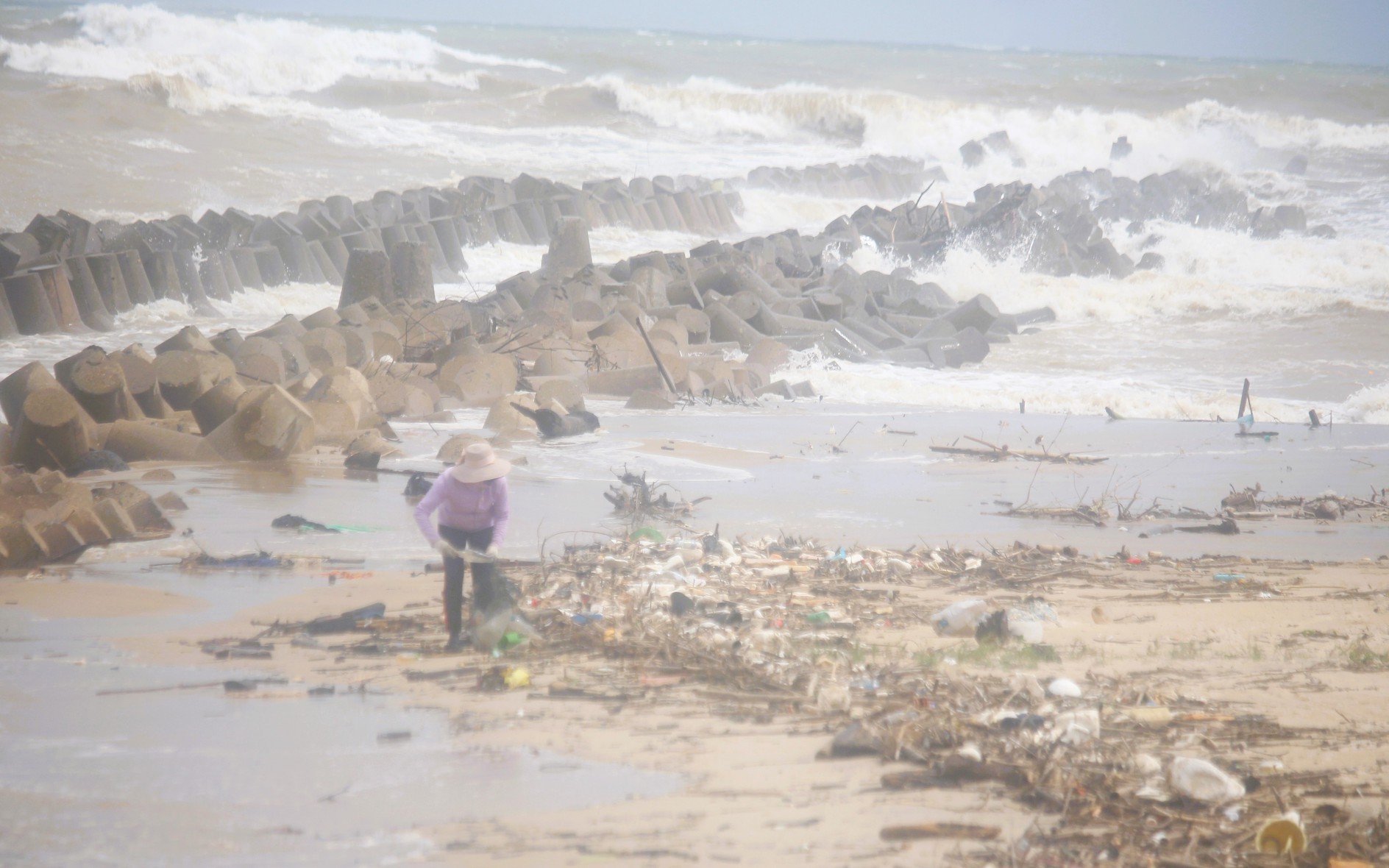 Rùng mình qua cây cầu bị lún võng, nứt gãy do bão lũ ở Quảng Trị- Ảnh 11. Quảng Trị: Tàu thuyền vào nơi trú tránh bão, người dân vẫn tranh thủ mót “lộc” ven bờ
