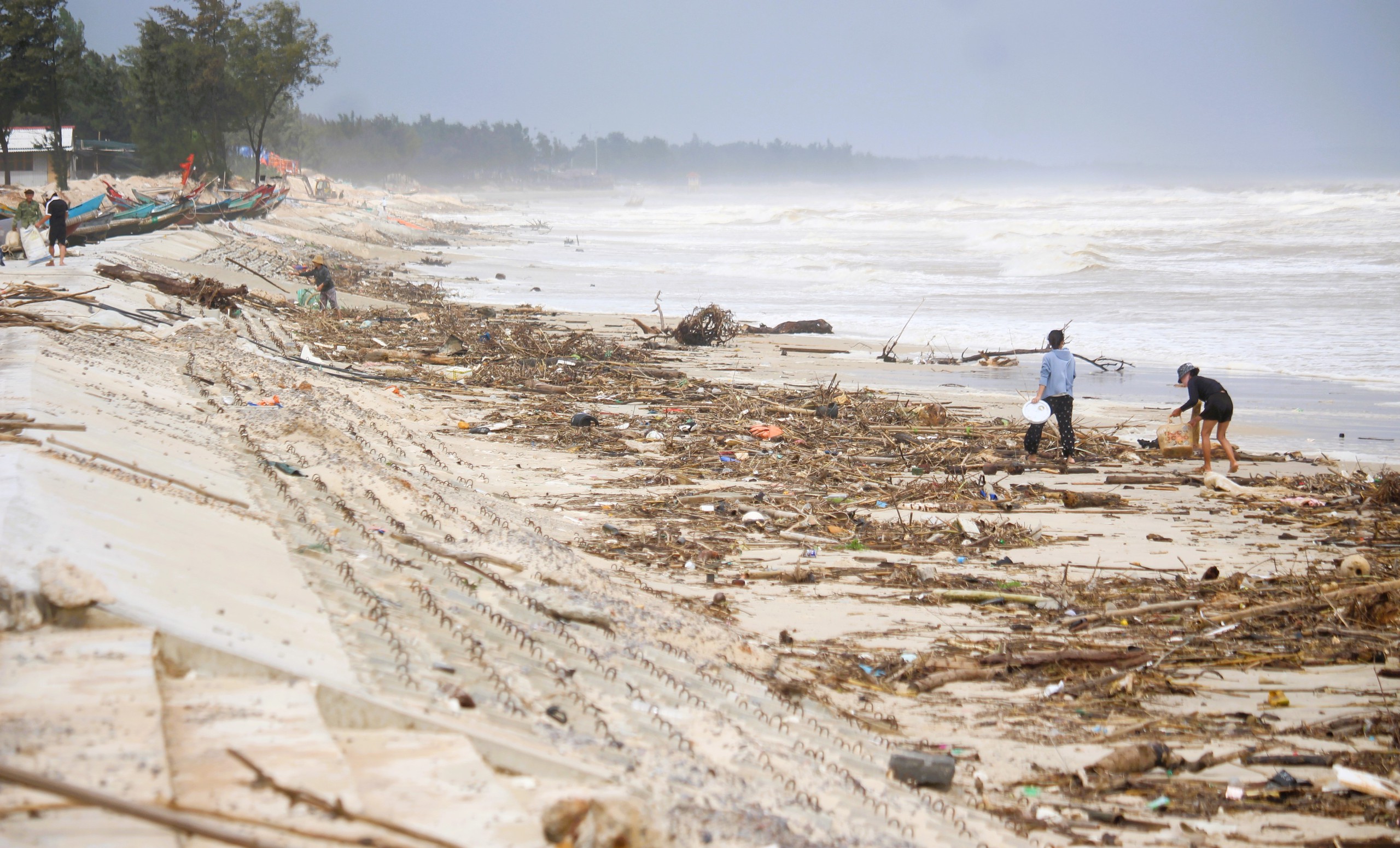 Quảng Trị: T&agrave;u thuyền v&agrave;o nơi tr&uacute; tr&aacute;nh b&atilde;o, người d&acirc;n vẫn tranh thủ m&oacute;t &ldquo;lộc&rdquo; ven bờ- Ảnh 9.