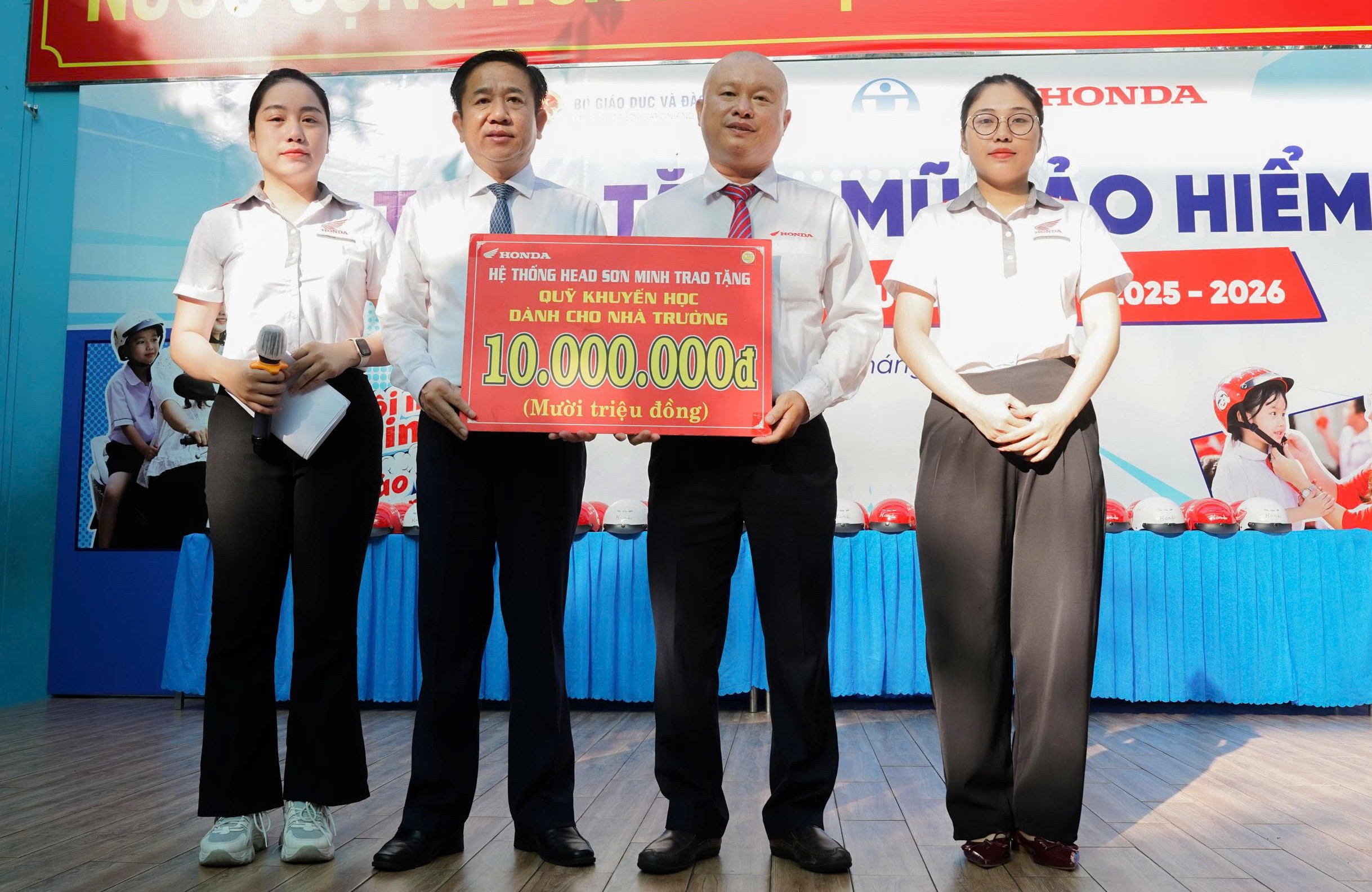 Trao mũ bảo hiểm, chia sẻ kiến thức ATGT cho h&agrave;ng ngh&igrave;n học sinh tiểu học ở TP.HCM- Ảnh 2.