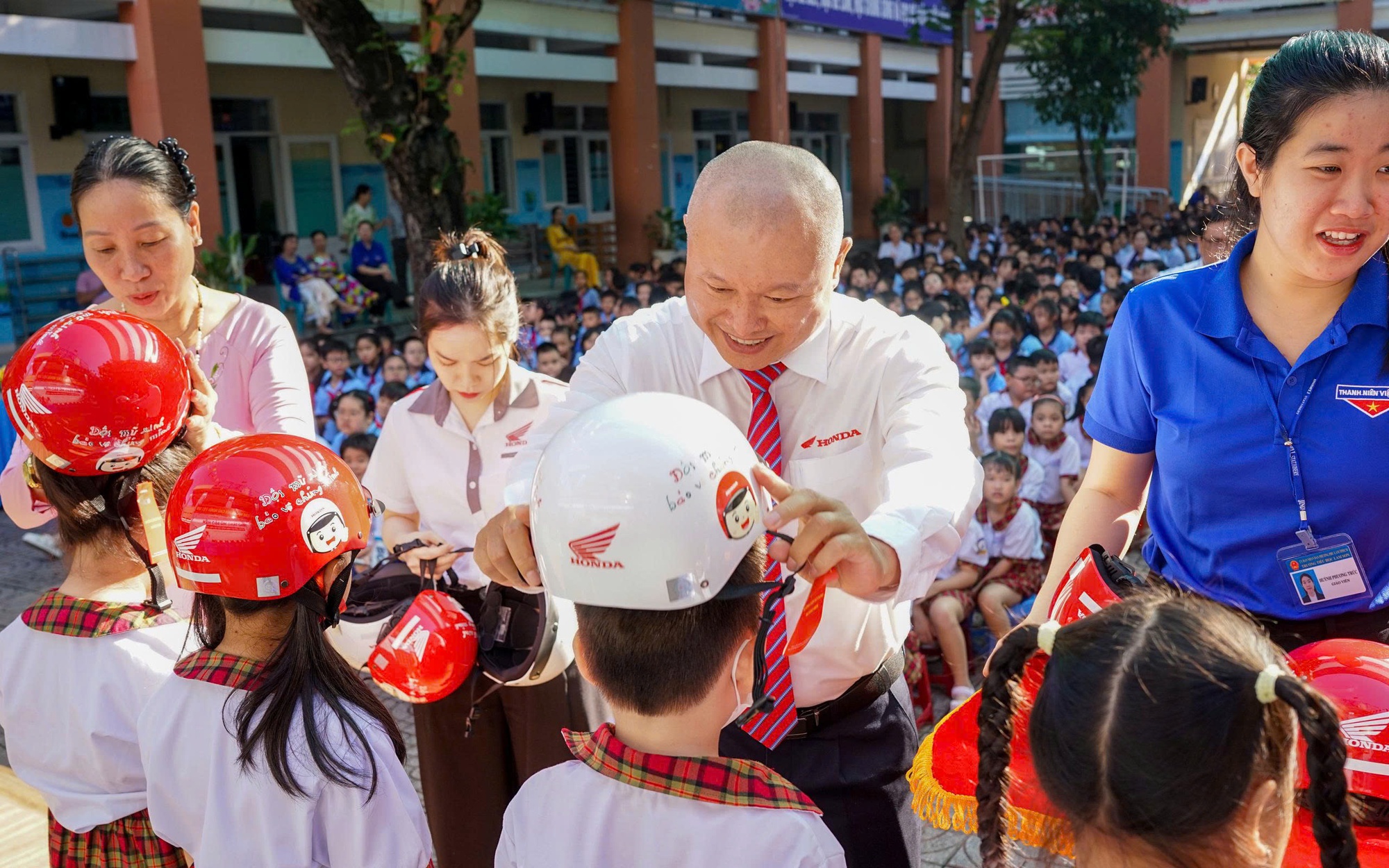 Trao mũ bảo hiểm, chia sẻ kiến thức ATGT cho h&agrave;ng ngh&igrave;n học sinh tiểu học ở TP.HCM
