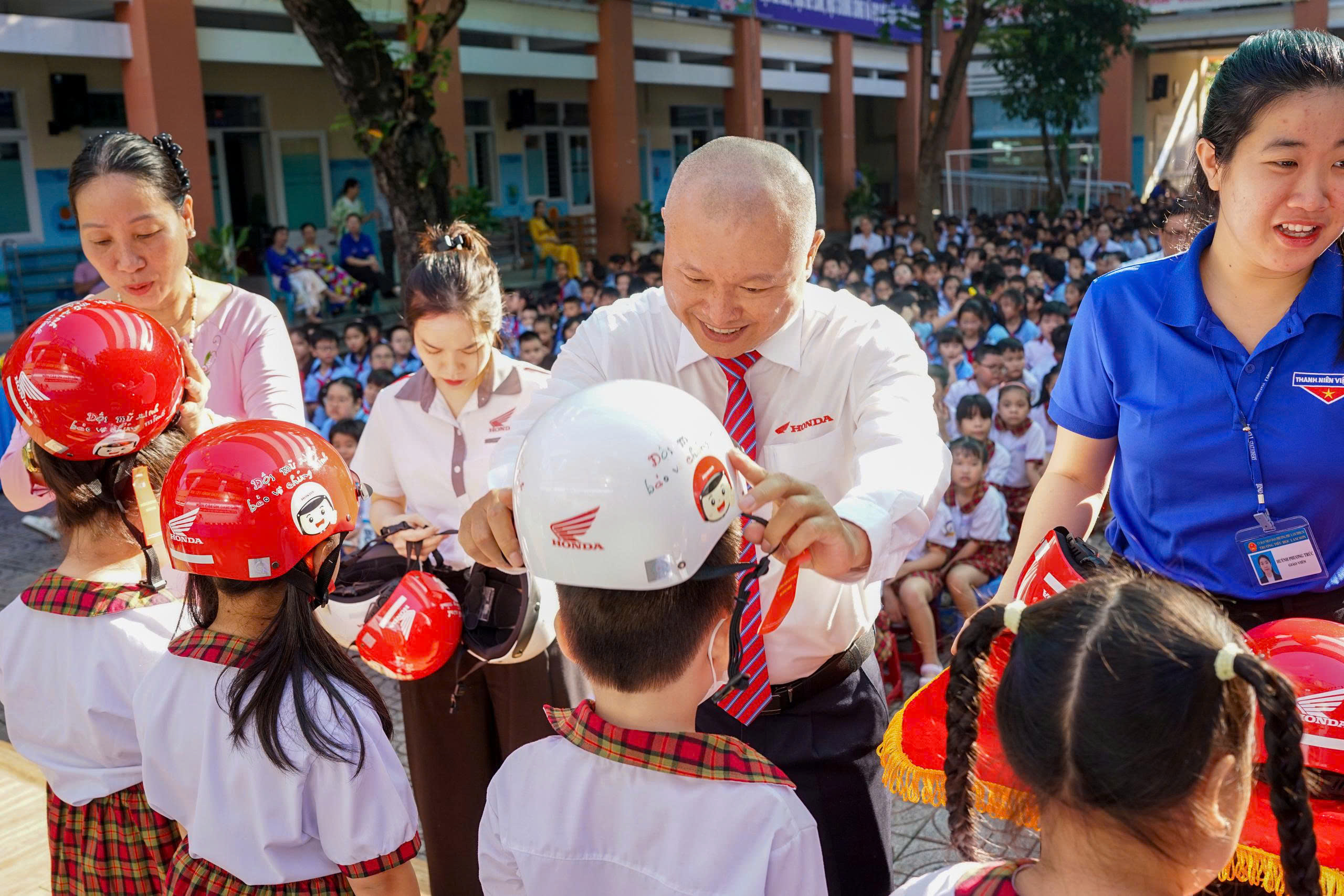 Trao mũ bảo hiểm, chia sẻ kiến thức ATGT cho h&agrave;ng ngh&igrave;n học sinh tiểu học ở TP.HCM- Ảnh 1.