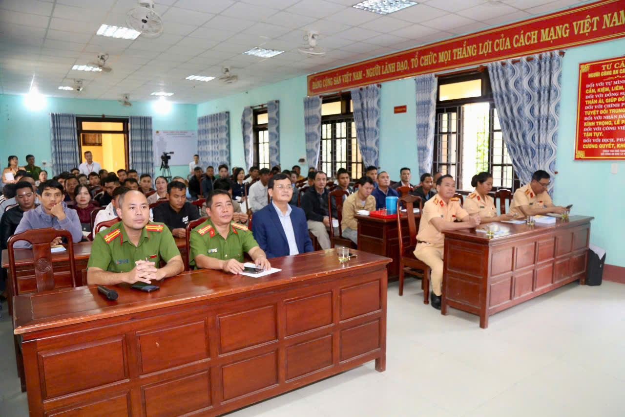 Huế: Đào tạo lái xe mô tô miễn phí cho 100 người dân khó khăn ở A Lưới- Ảnh 2. Huế: Đào tạo lái xe mô tô miễn phí cho 100 người dân khó khăn ở A Lưới- Ảnh 2.