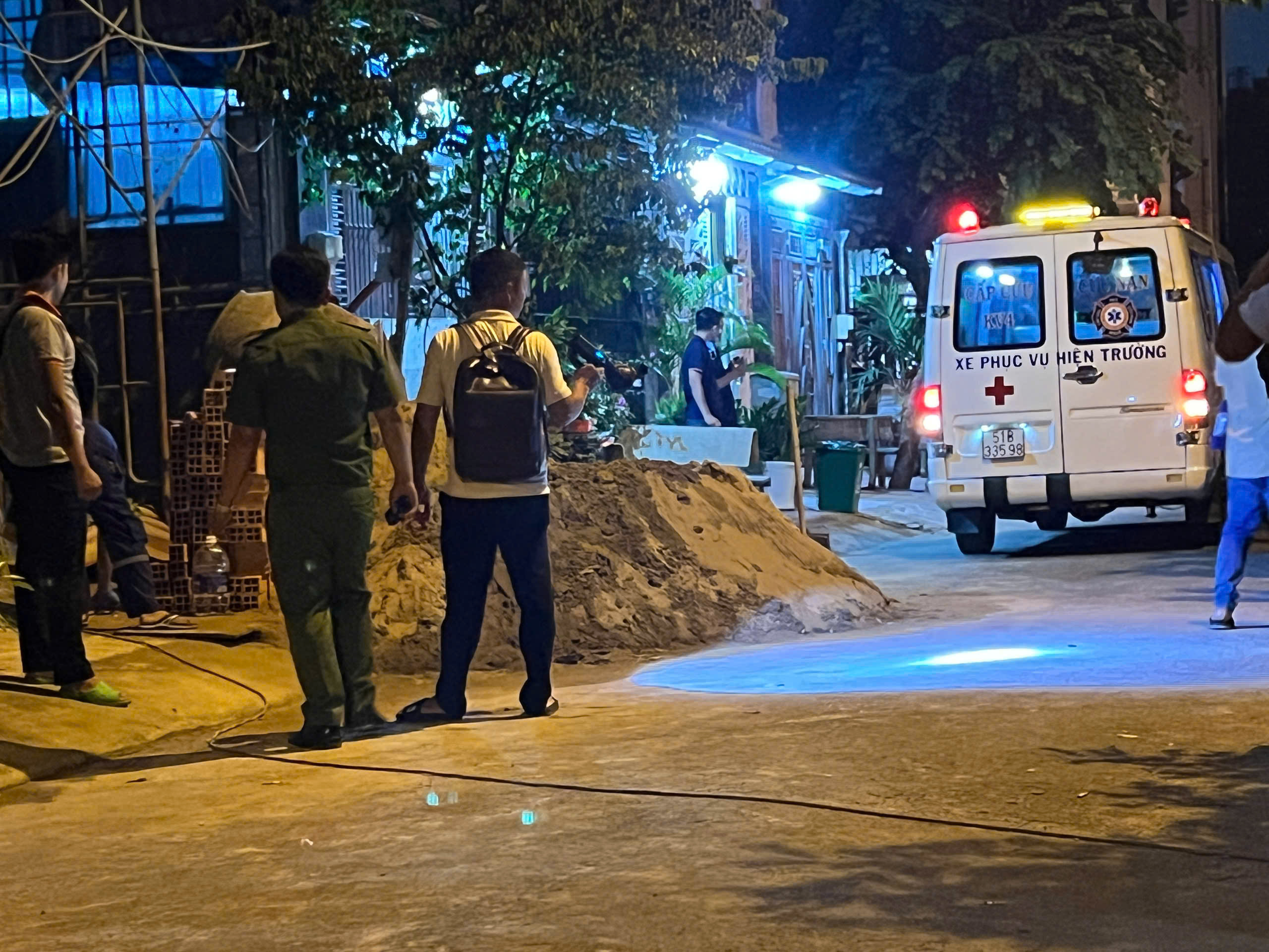 TP.HCM: Nam thợ hồ bị điện giật tử vong- Ảnh 1. TP.HCM: Nam thợ hồ bị điện giật tử vong- Ảnh 1.