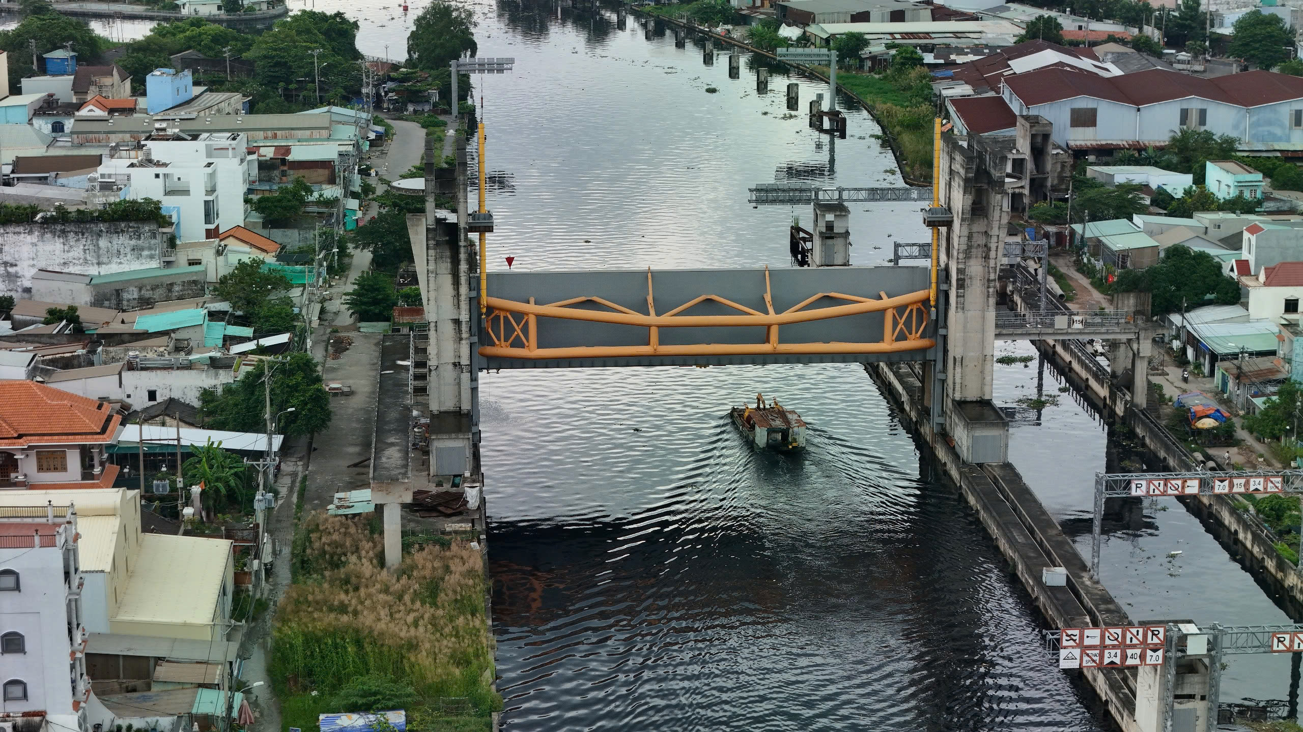 TP.HCM: Người dân khổ sở bì bõm lội nước cạnh cống ngăn triều- Ảnh 1. TP.HCM: Người dân khổ sở bì bõm lội nước cạnh cống ngăn triều- Ảnh 1.