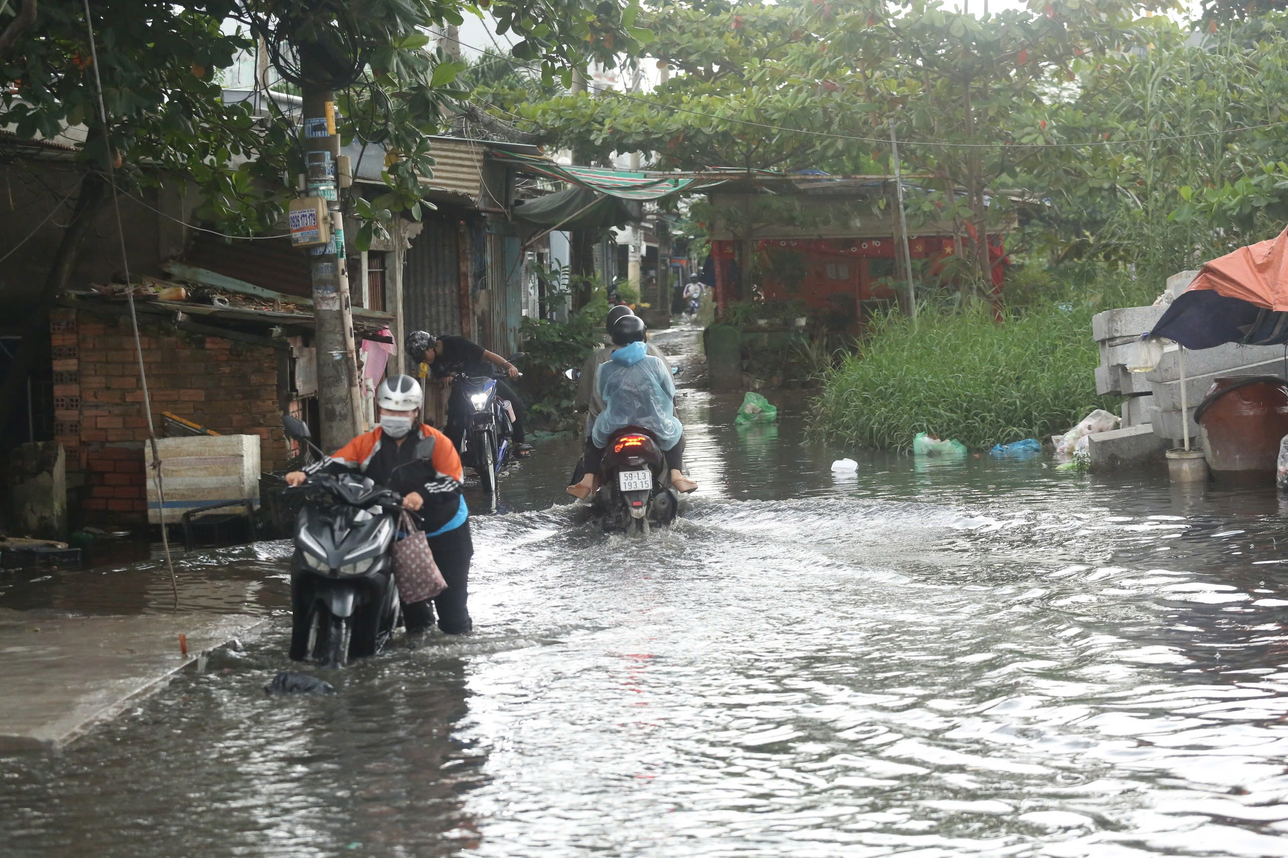 TP.HCM: Người dân khổ sở bì bõm lội nước cạnh cống ngăn triều- Ảnh 2. TP.HCM: Người dân khổ sở bì bõm lội nước cạnh cống ngăn triều- Ảnh 2.