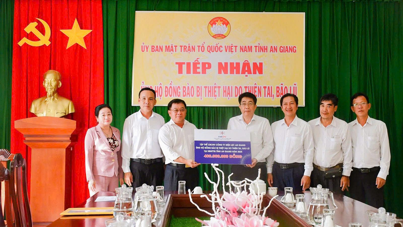 EVNSPC đóng góp gần 10 tỷ đồng ủng hộ đồng bào khắc phục hậu quả bão lũ và nhân dân Cu Ba- Ảnh 2. EVNSPC đóng góp gần 10 tỷ đồng ủng hộ đồng bào khắc phục hậu quả bão lũ và nhân dân Cu Ba- Ảnh 2.