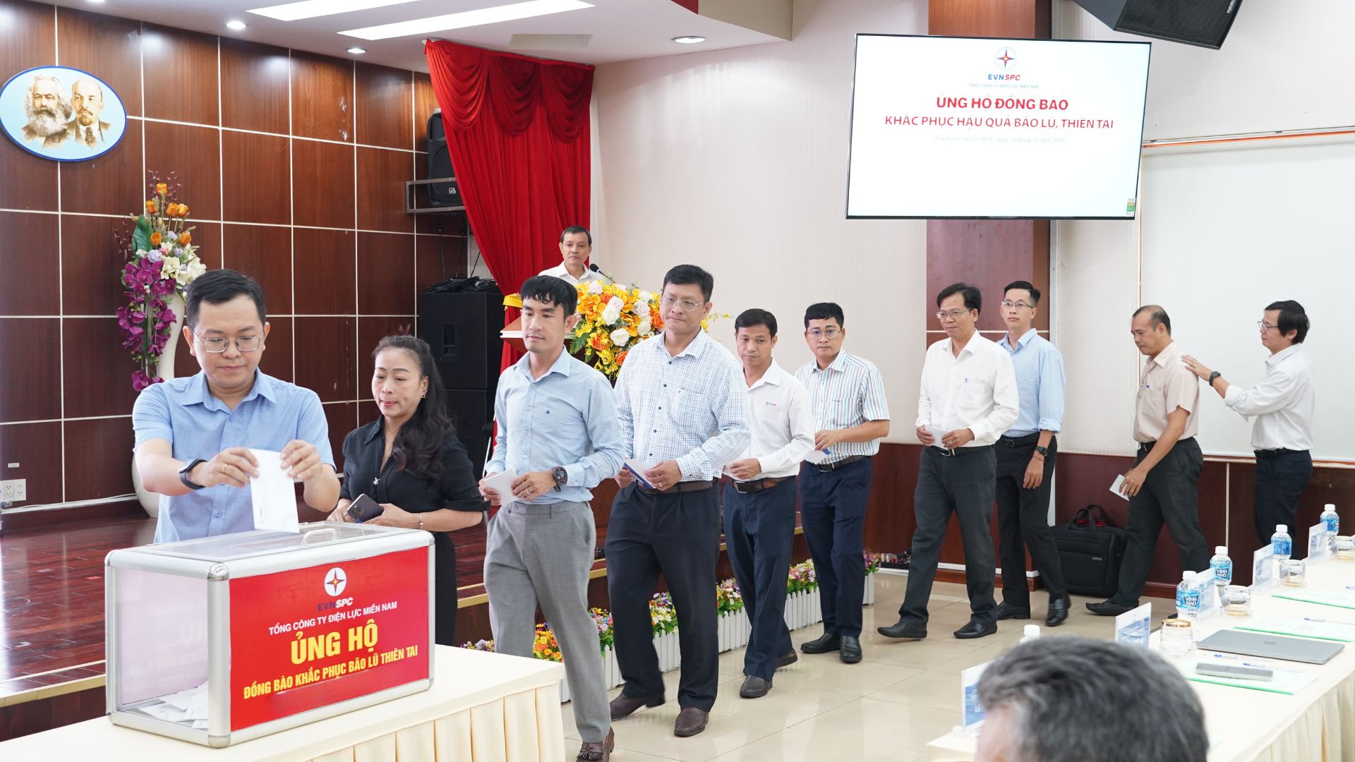 EVNSPC đóng góp gần 10 tỷ đồng ủng hộ đồng bào khắc phục hậu quả bão lũ và nhân dân Cu Ba- Ảnh 3. EVNSPC đóng góp gần 10 tỷ đồng ủng hộ đồng bào khắc phục hậu quả bão lũ và nhân dân Cu Ba- Ảnh 3.