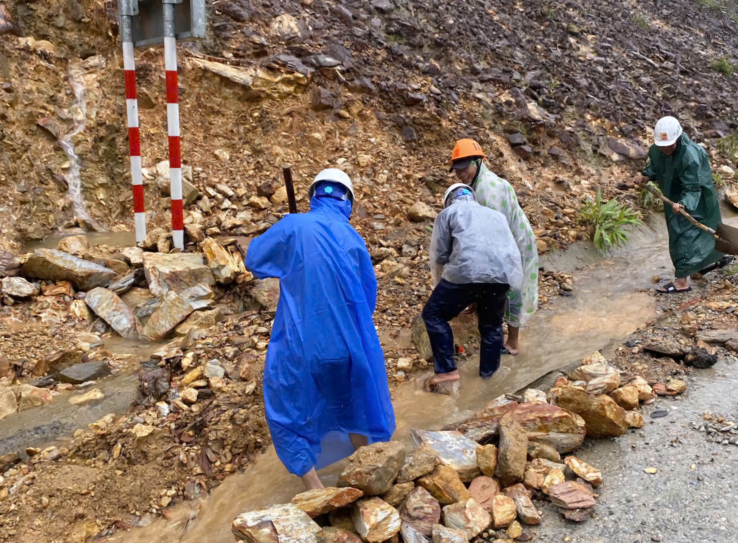 Tạm dừng nhiều mũi thi c&ocirc;ng cao tốc qua miền Trung do ảnh hưởng b&atilde;o số 12- Ảnh 3.