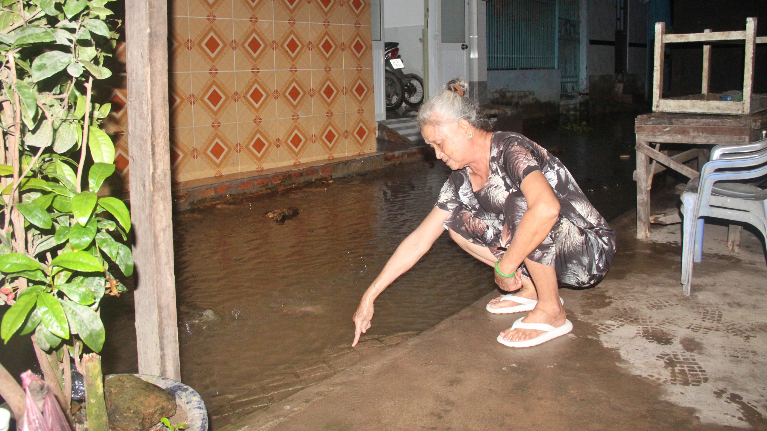 Cà Mau: Triều cường dâng cao, cuộc sống người dân đảo lộn- Ảnh 3. Cà Mau: Triều cường dâng cao, cuộc sống người dân đảo lộn- Ảnh 3.