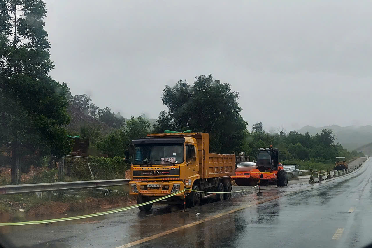 Tạm dừng nhiều mũi thi c&ocirc;ng cao tốc qua miền Trung do ảnh hưởng b&atilde;o số 12- Ảnh 1.