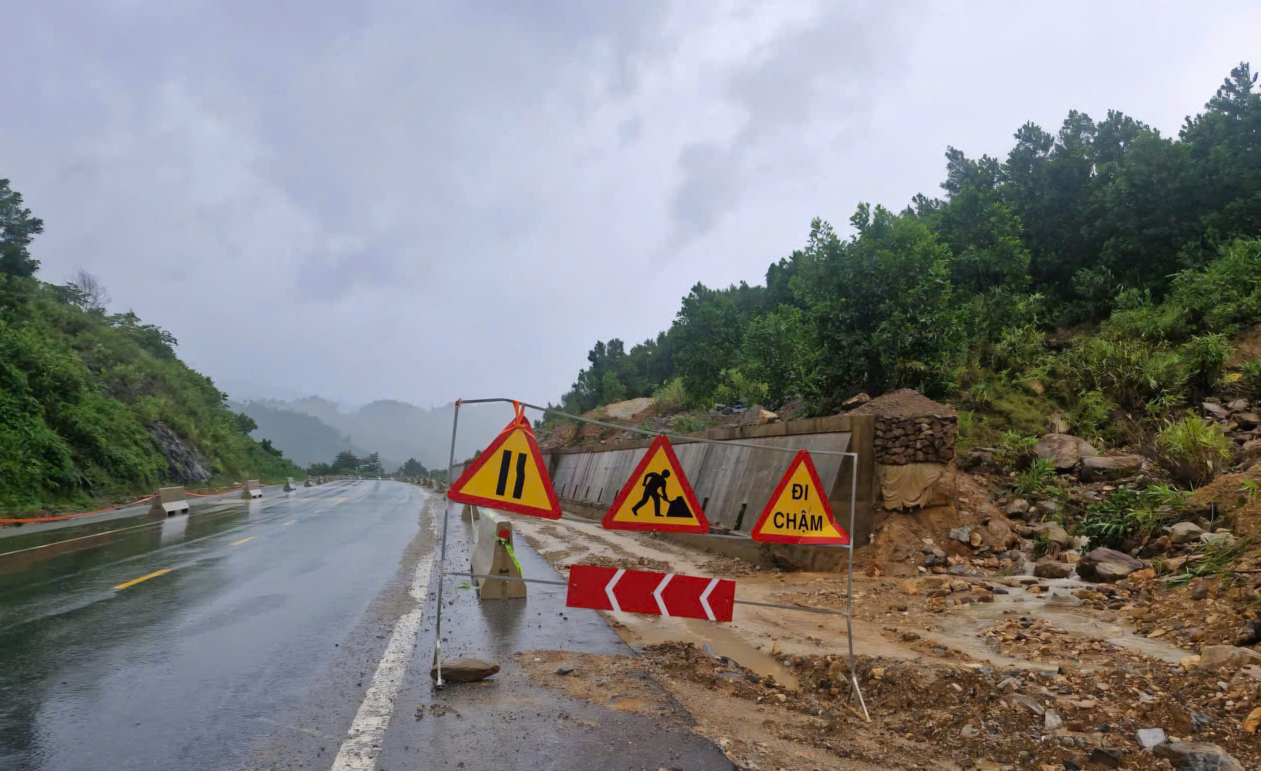 Tạm dừng nhiều mũi thi c&ocirc;ng cao tốc qua miền Trung do ảnh hưởng b&atilde;o số 12- Ảnh 2.