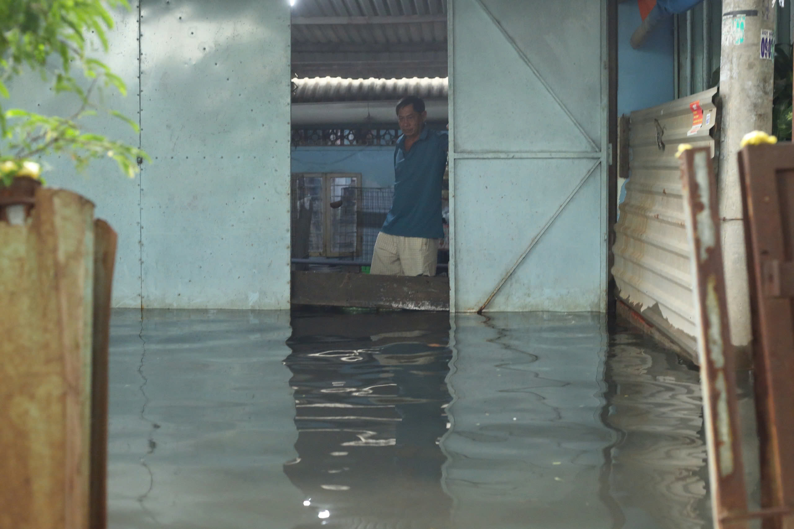 TP.HCM: Người dân khổ sở bì bõm lội nước cạnh cống ngăn triều- Ảnh 5. TP.HCM: Người dân khổ sở bì bõm lội nước cạnh cống ngăn triều- Ảnh 5.