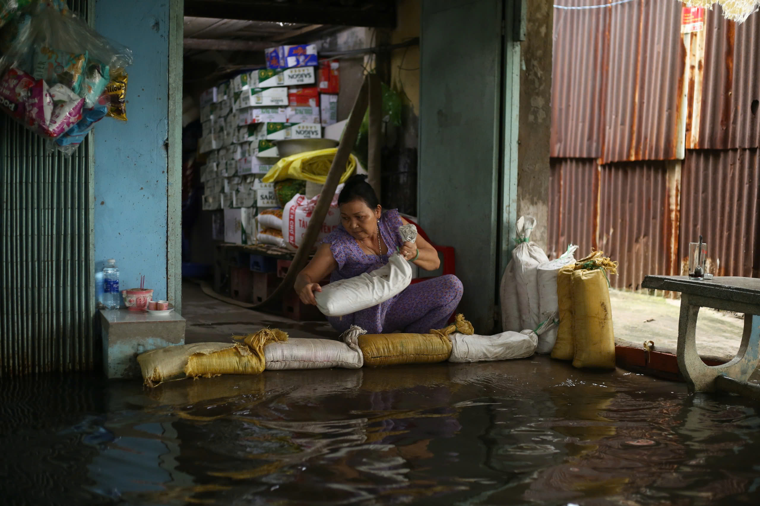 TP.HCM: Người dân khổ sở bì bõm lội nước cạnh cống ngăn triều- Ảnh 7. TP.HCM: Người dân khổ sở bì bõm lội nước cạnh cống ngăn triều- Ảnh 7.