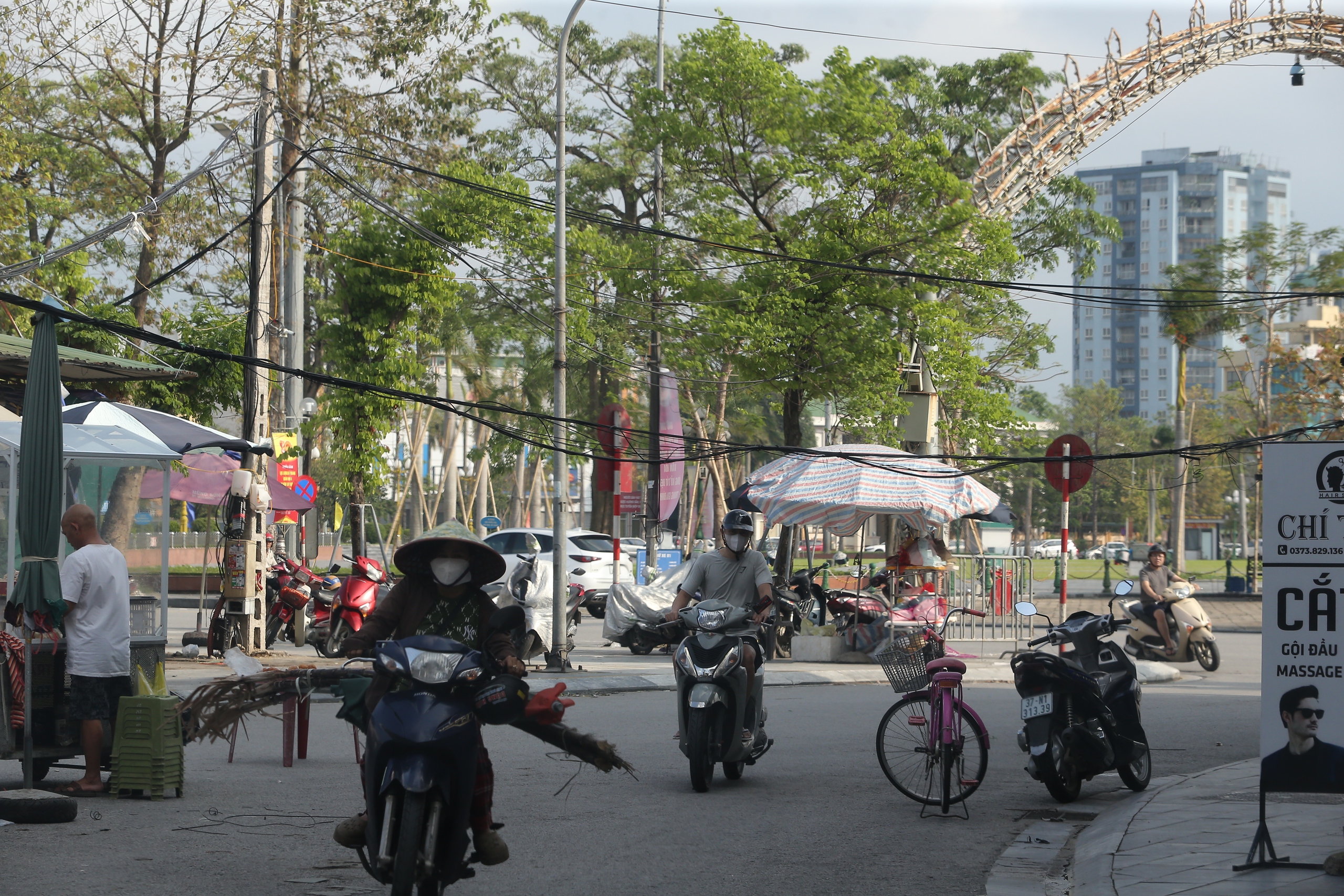 Nghệ An: D&acirc;y c&aacute;p s&agrave; xuống đường, hiểm họa r&igrave;nh rập người tham gia giao th&ocirc;ng- Ảnh 2.