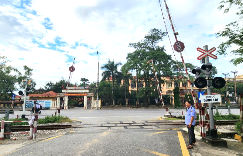 Ninh B&igrave;nh: Triển khai đồng bộ c&aacute;c giải ph&aacute;p bảo đảm an to&agrave;n giao th&ocirc;ng đường sắt- Ảnh 1.