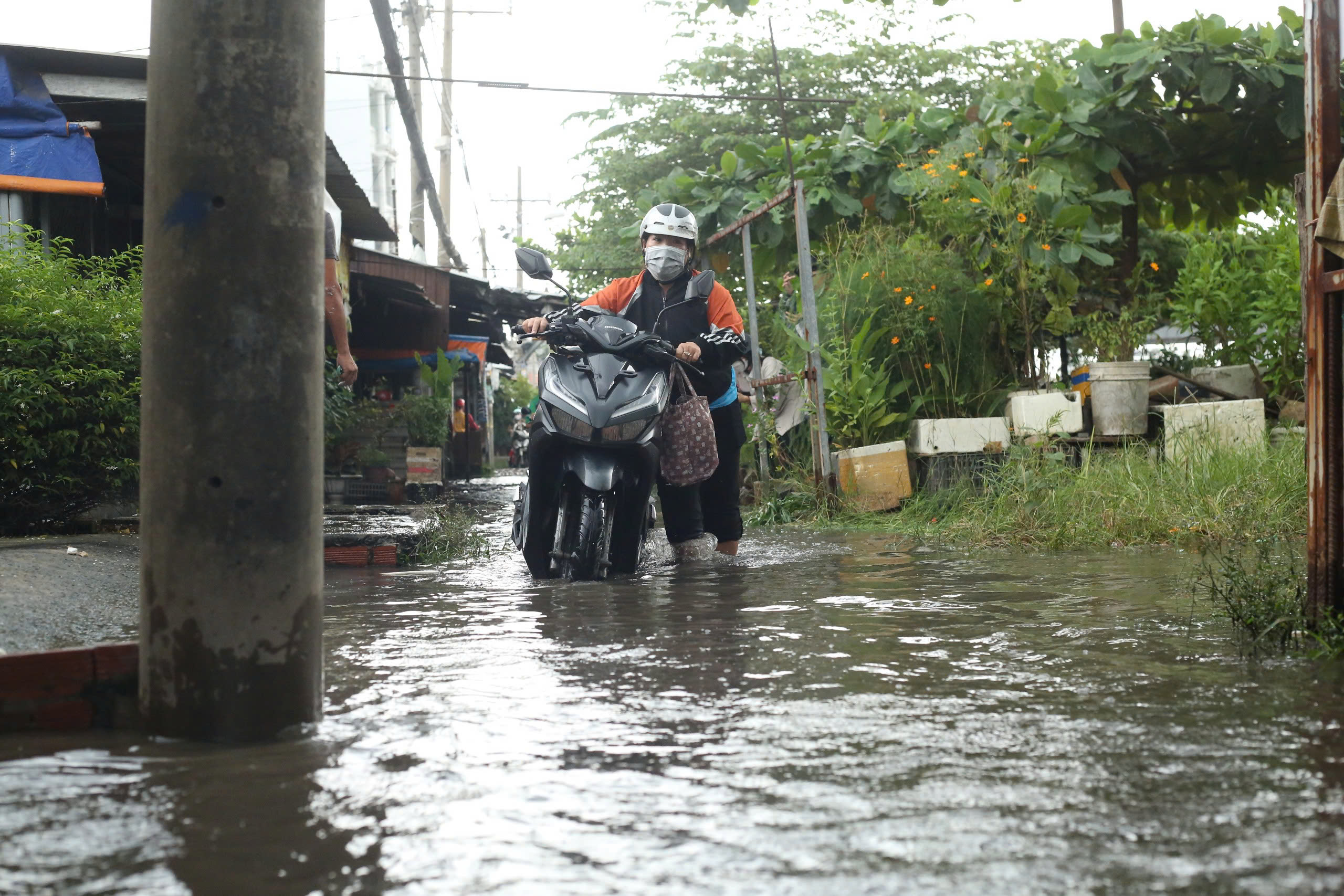 TP.HCM: Người dân khổ sở bì bõm lội nước cạnh cống ngăn triều- Ảnh 9. TP.HCM: Người dân khổ sở bì bõm lội nước cạnh cống ngăn triều- Ảnh 9.
