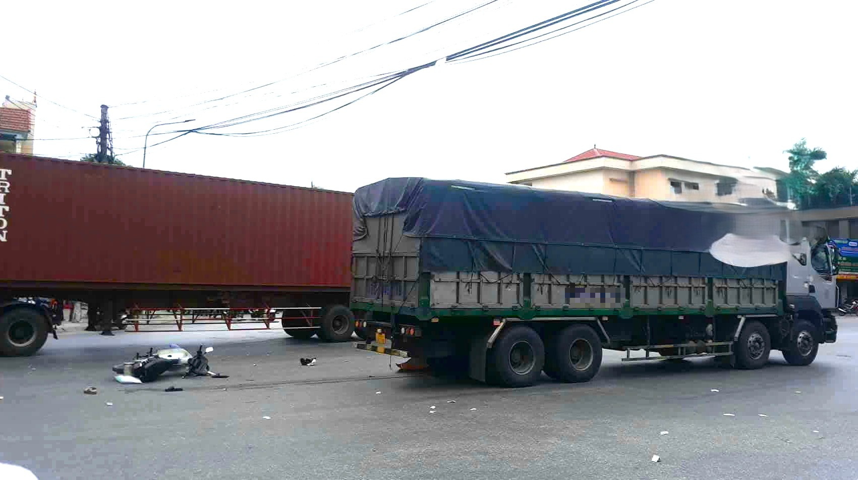 Va chạm với xe tải, hai anh em đi xe m&aacute;y thương vong tại Hải Ph&ograve;ng- Ảnh 1.