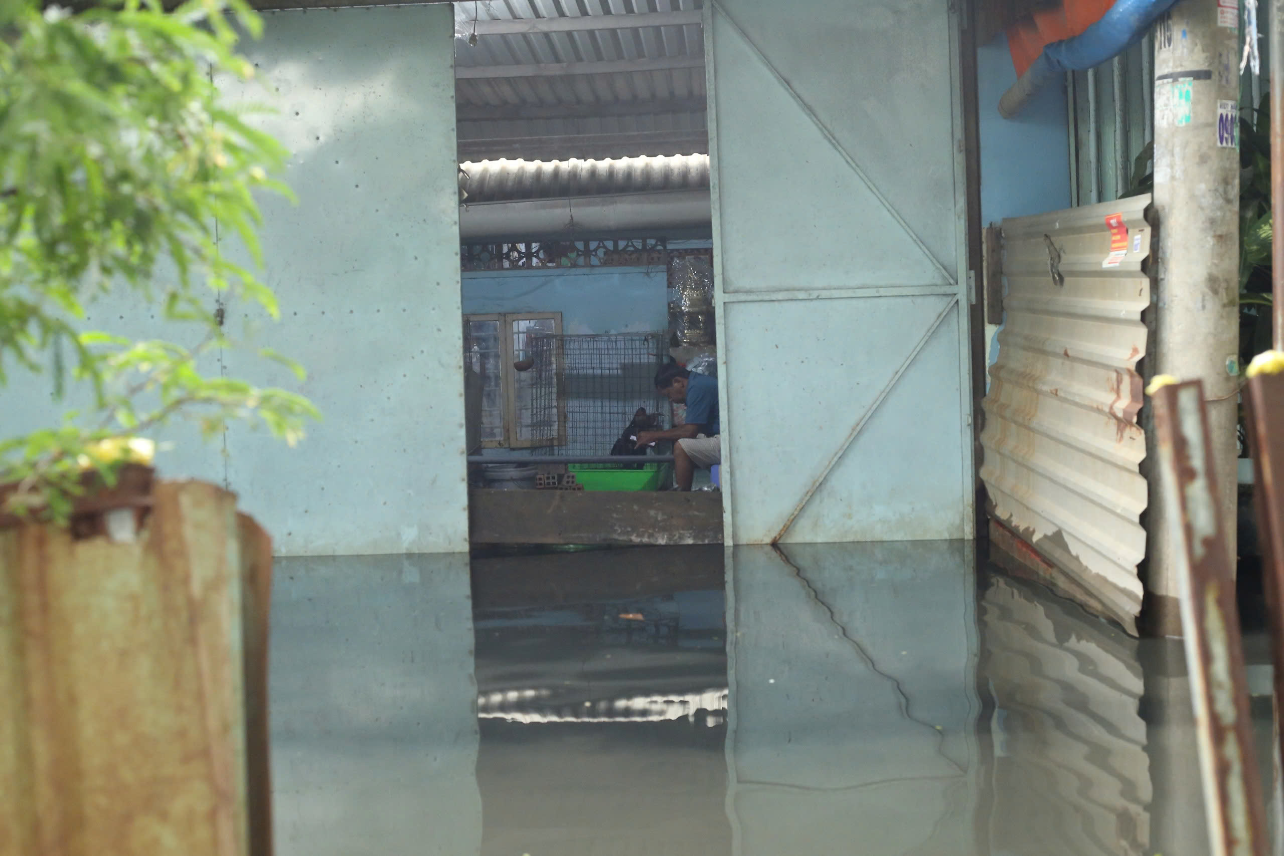 TP.HCM: Người dân khổ sở bì bõm lội nước cạnh cống ngăn triều- Ảnh 12. TP.HCM: Người dân khổ sở bì bõm lội nước cạnh cống ngăn triều- Ảnh 12.