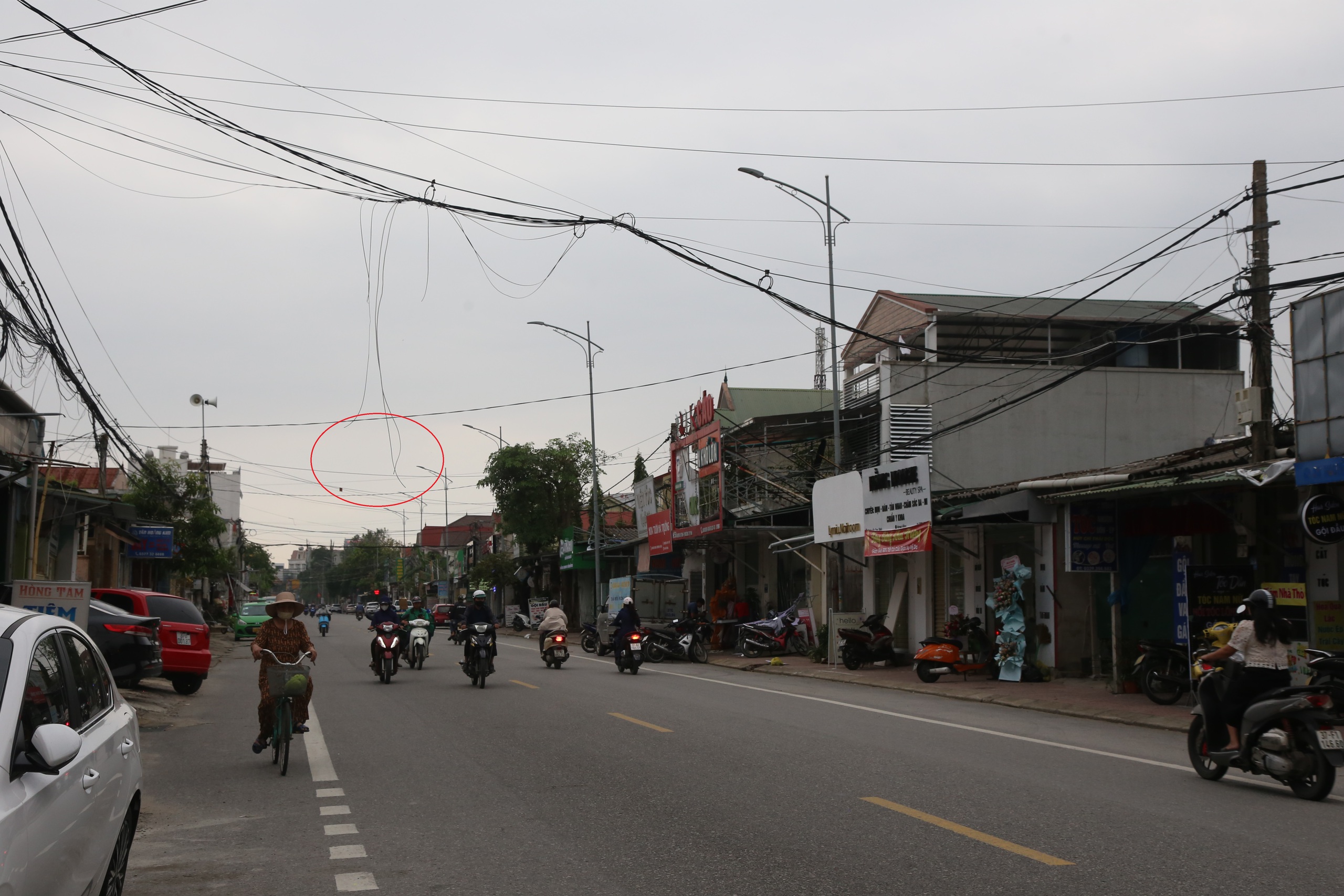 Nghệ An: D&acirc;y c&aacute;p s&agrave; xuống đường, hiểm họa r&igrave;nh rập người tham gia giao th&ocirc;ng- Ảnh 4.