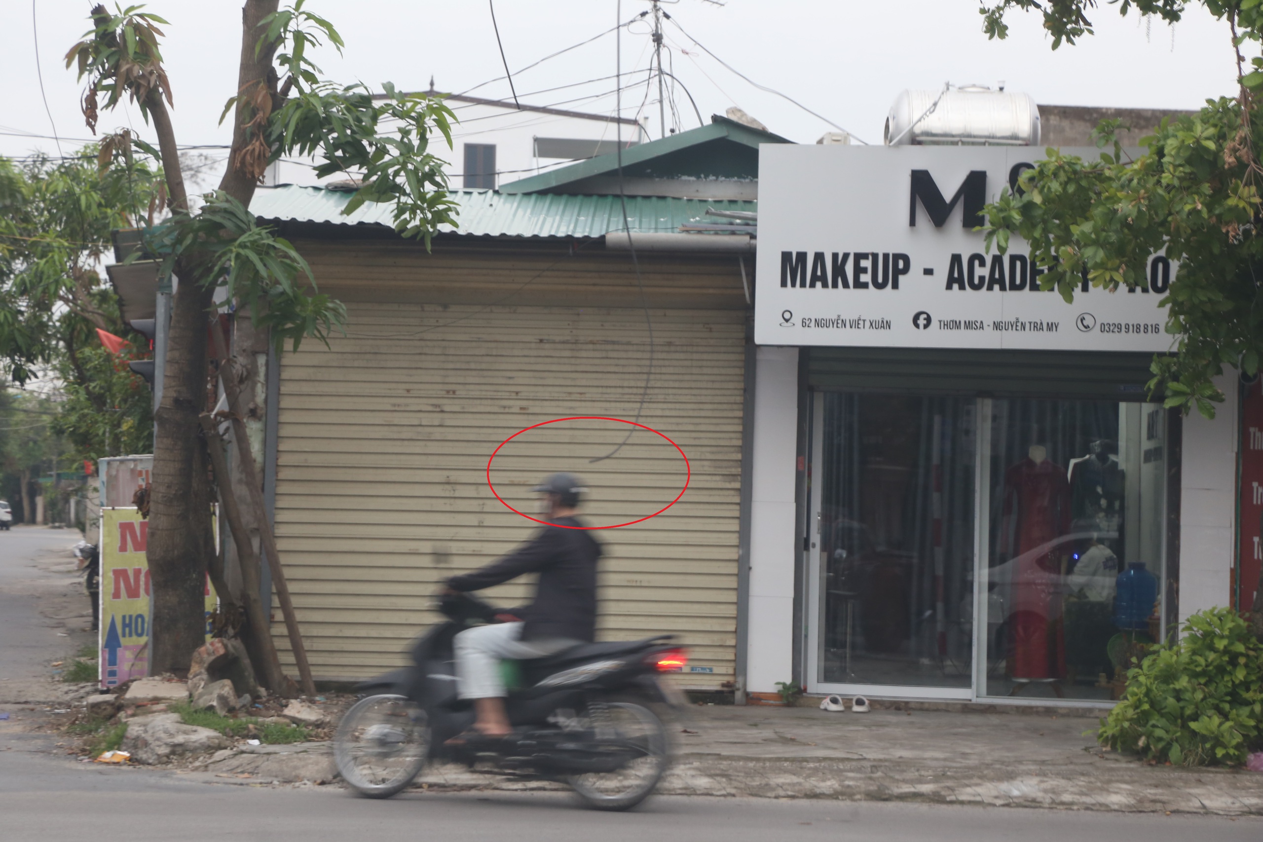 Nghệ An: D&acirc;y c&aacute;p s&agrave; xuống đường, hiểm họa r&igrave;nh rập người tham gia giao th&ocirc;ng- Ảnh 3.