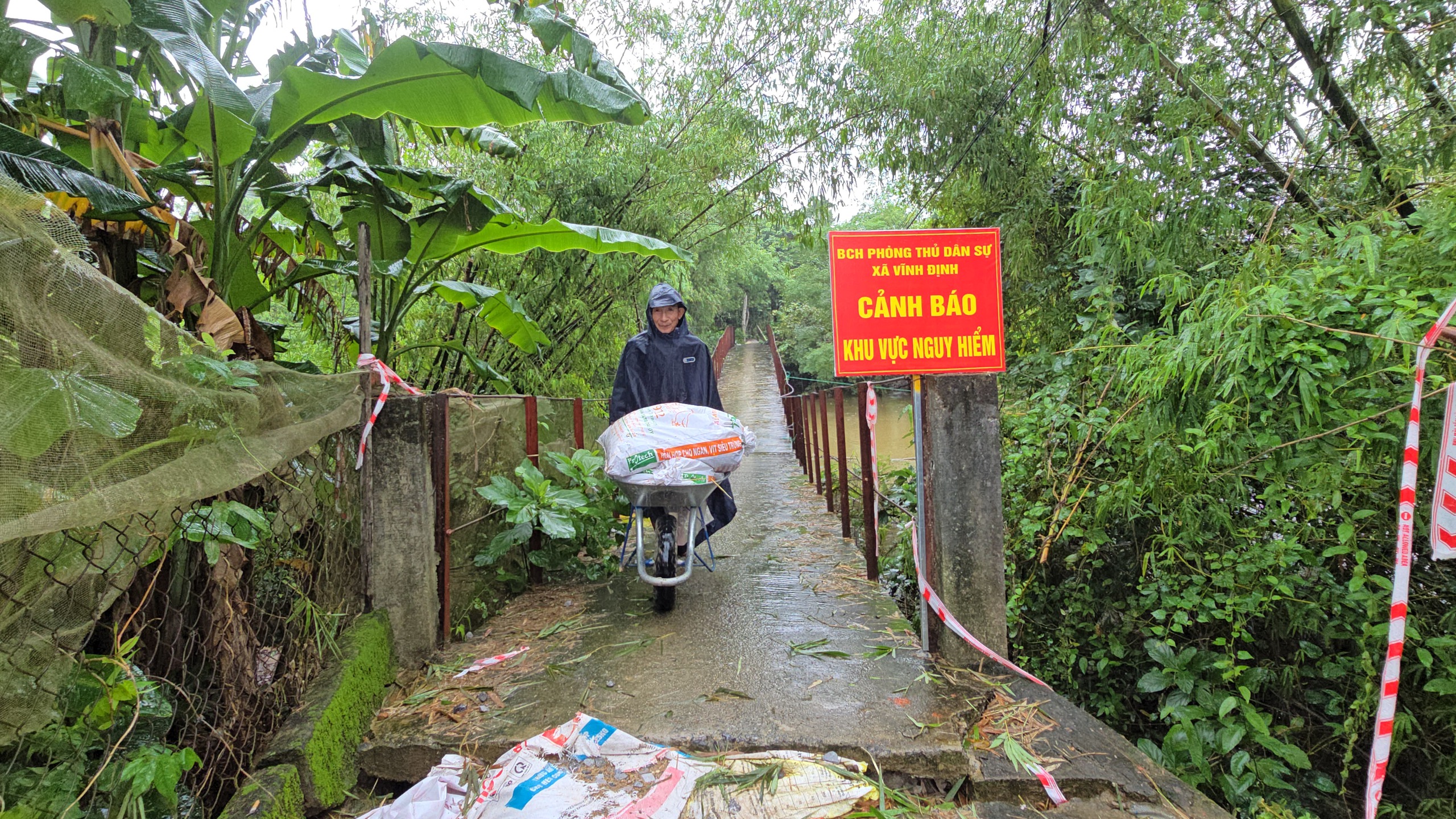 Rùng mình qua cây cầu bị lún võng, nứt gãy do bão lũ ở Quảng Trị- Ảnh 8. Rùng mình qua cây cầu bị lún võng, nứt gãy do bão lũ ở Quảng Trị- Ảnh 8.