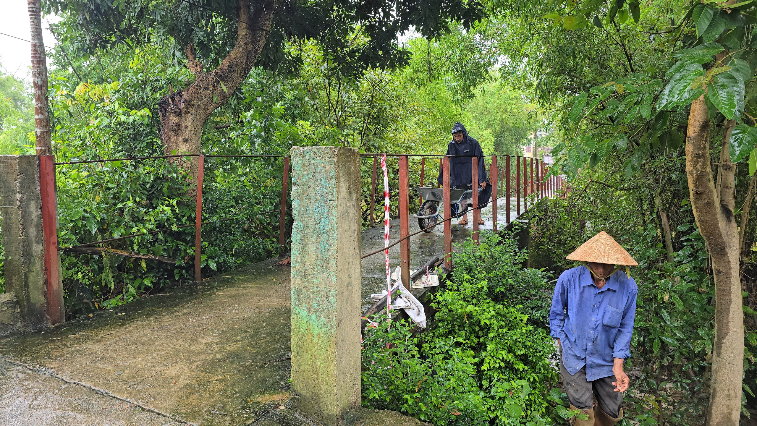 Rùng mình qua cây cầu bị lún võng, nứt gãy do bão lũ ở Quảng Trị- Ảnh 5. Rùng mình qua cây cầu bị lún võng, nứt gãy do bão lũ ở Quảng Trị- Ảnh 5.