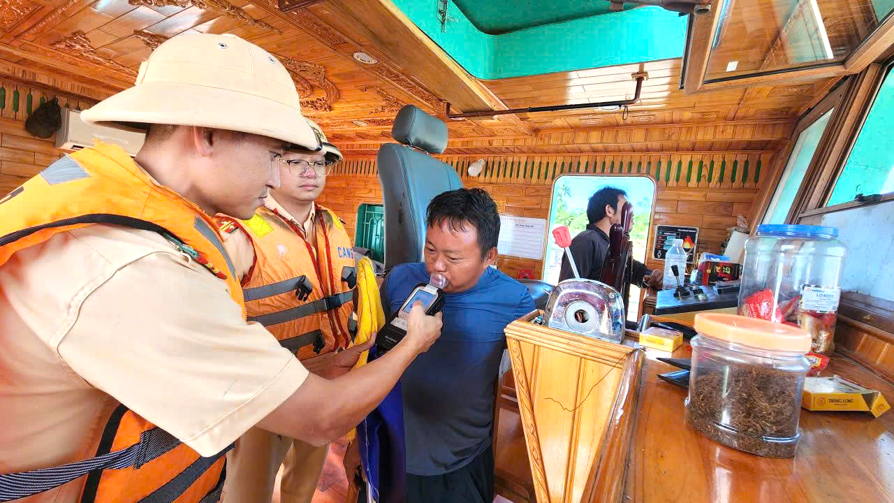Ph&uacute; Thọ: Siết chặt an to&agrave;n giao th&ocirc;ng đường thủy, bảo đảm b&igrave;nh y&ecirc;n s&ocirc;ng nước- Ảnh 2.