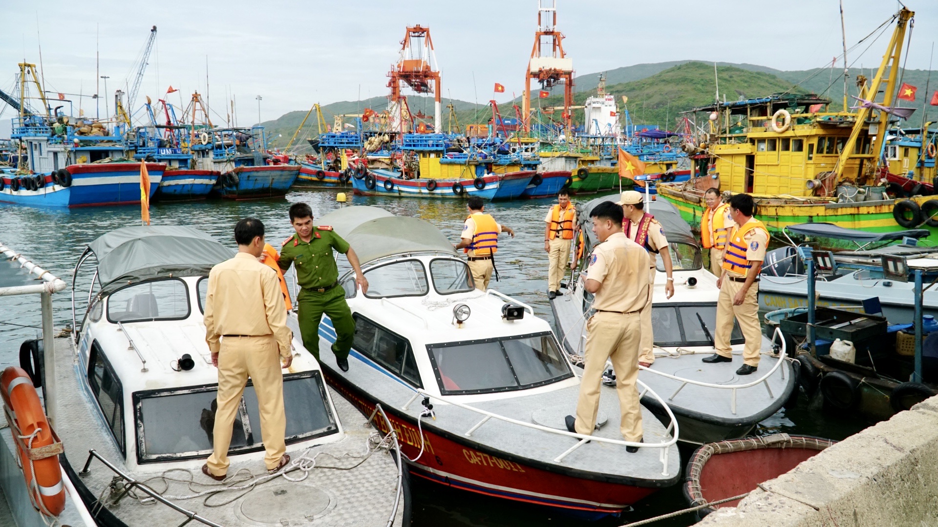 C&ocirc;ng an Gia Lai tăng cường năng lực đảm bảo trật tự an to&agrave;n giao th&ocirc;ng đường thủy- Ảnh 4.
