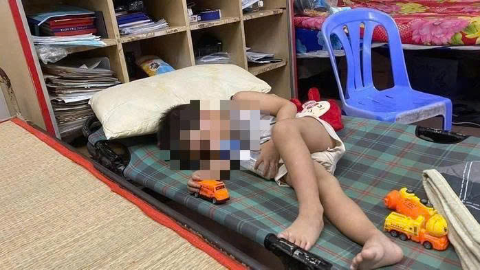 Vì sao người mẹ bỏ rơi con trai 4 tuổi trên xe taxi?- Ảnh 1. Vì sao người mẹ bỏ rơi con trai 4 tuổi trên xe taxi?- Ảnh 1.