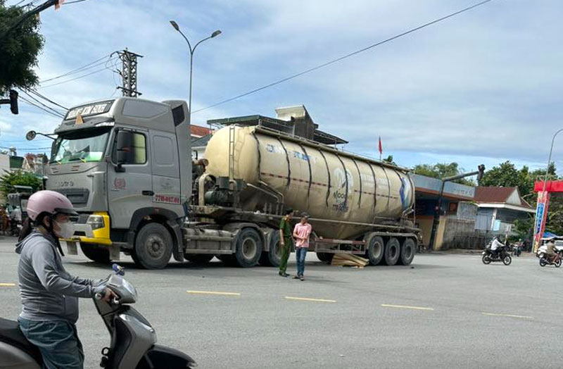 Hiện trường vụ tai nạn khiến người đ&agrave;n &ocirc;ng tử vong tại chỗ.