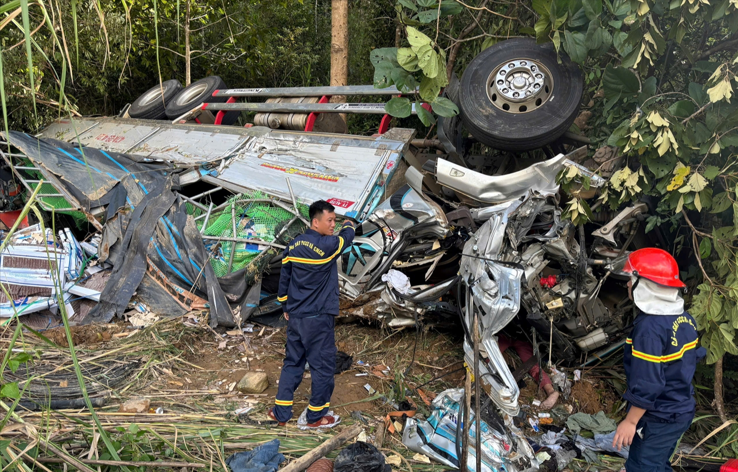 Hiện trường vụ lật xe tải l&agrave;m 4 người thương vong tr&ecirc;n quốc lộ 14C- Ảnh 1.