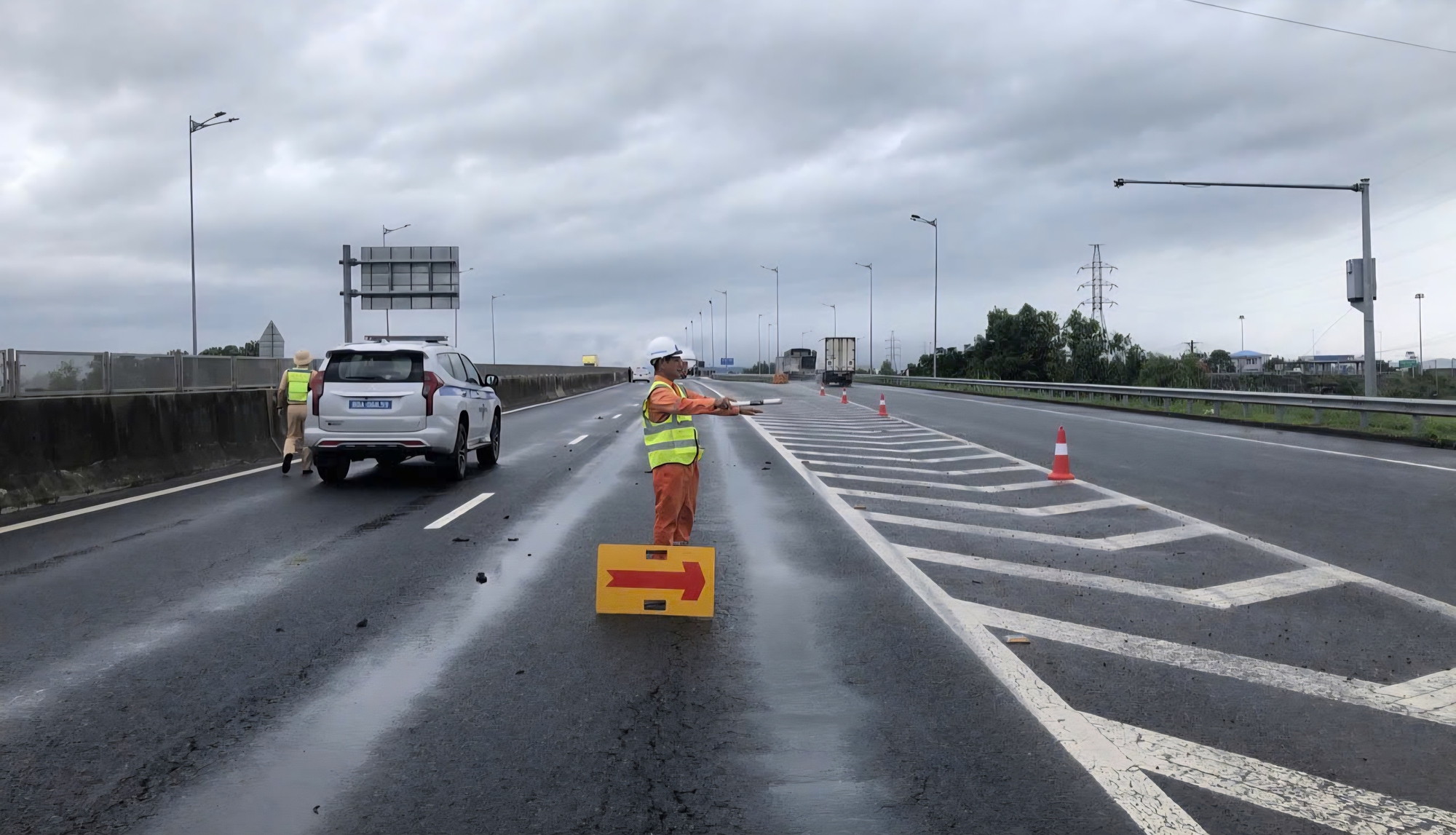 Xe tải ch&aacute;y trơ khung tr&ecirc;n cao tốc Đ&agrave; Nẵng - Quảng Ng&atilde;i- Ảnh 2.