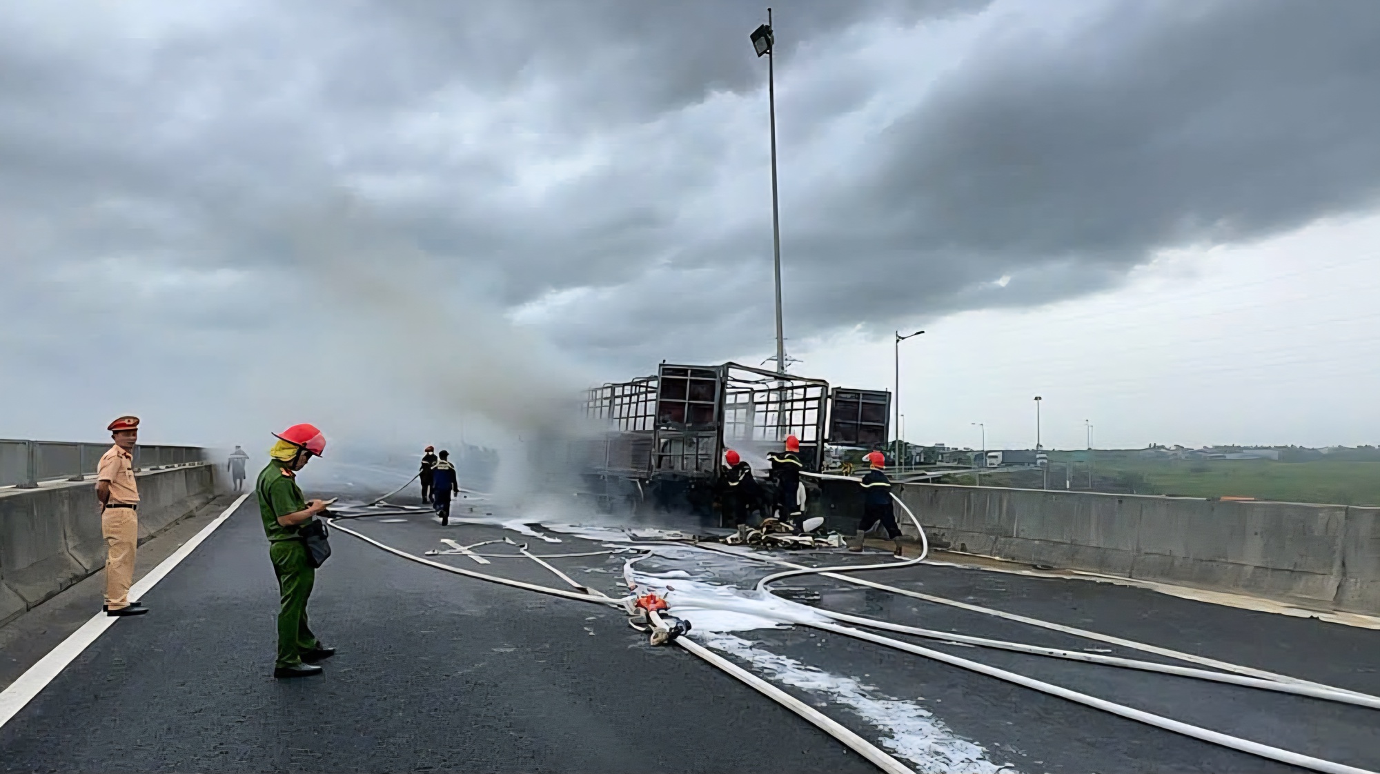Xe tải ch&aacute;y trơ khung tr&ecirc;n cao tốc Đ&agrave; Nẵng - Quảng Ng&atilde;i- Ảnh 1.