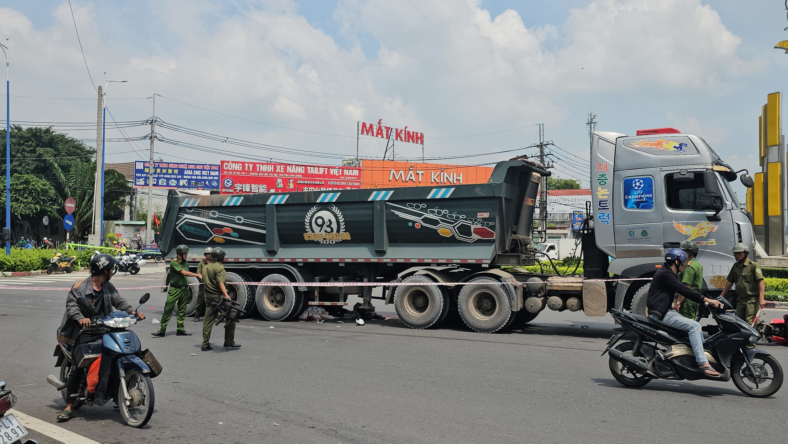 Xe ben va chạm xe m&aacute;y ở v&ograve;ng xoay, 2 c&ocirc; g&aacute;i tử vong thương t&acirc;m- Ảnh 2.