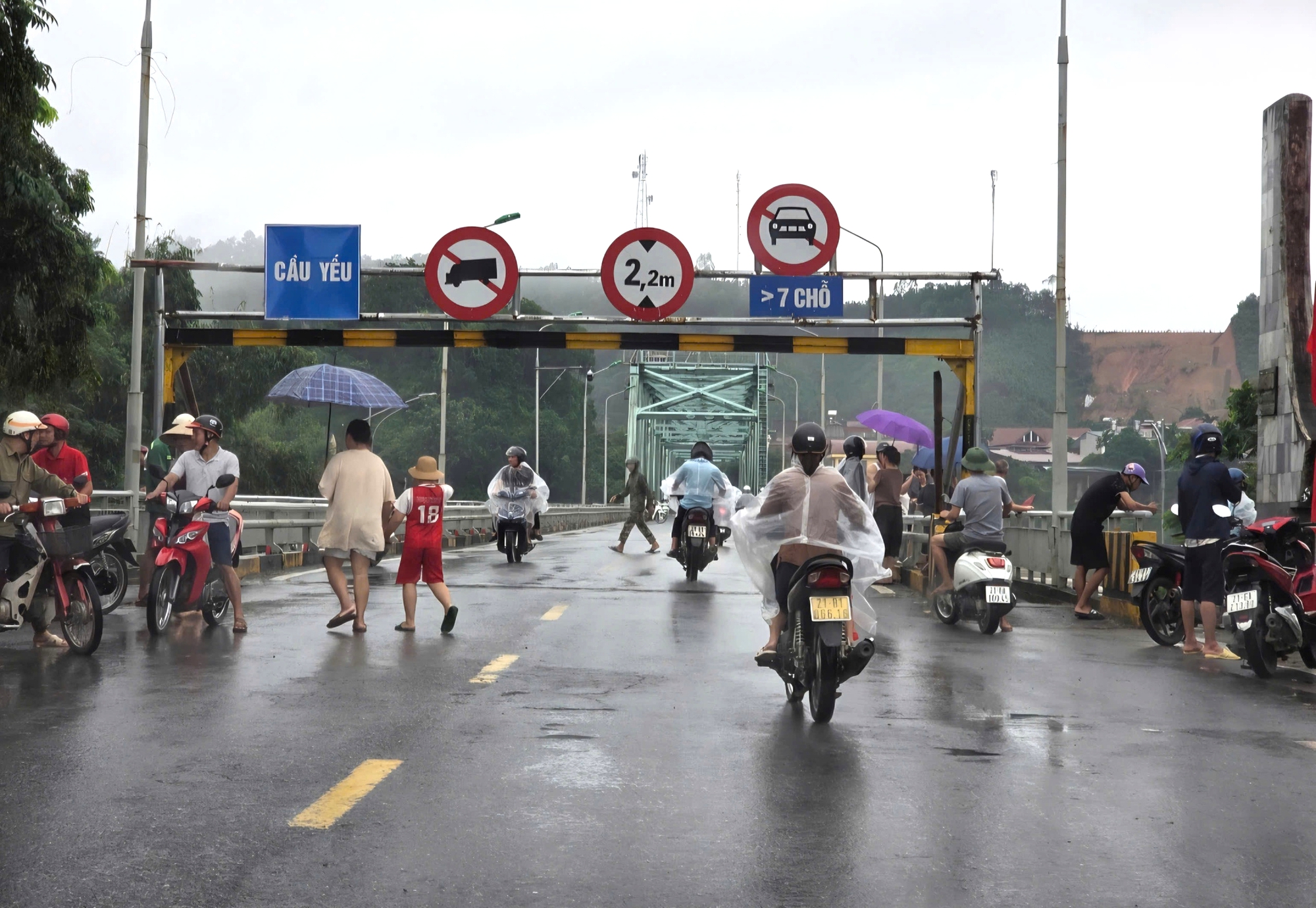 L&agrave;o Cai: Người đi bộ v&agrave; những loại phương tiện n&agrave;o được qua cầu Y&ecirc;n B&aacute;i từ 15h h&ocirc;m nay?- Ảnh 1.