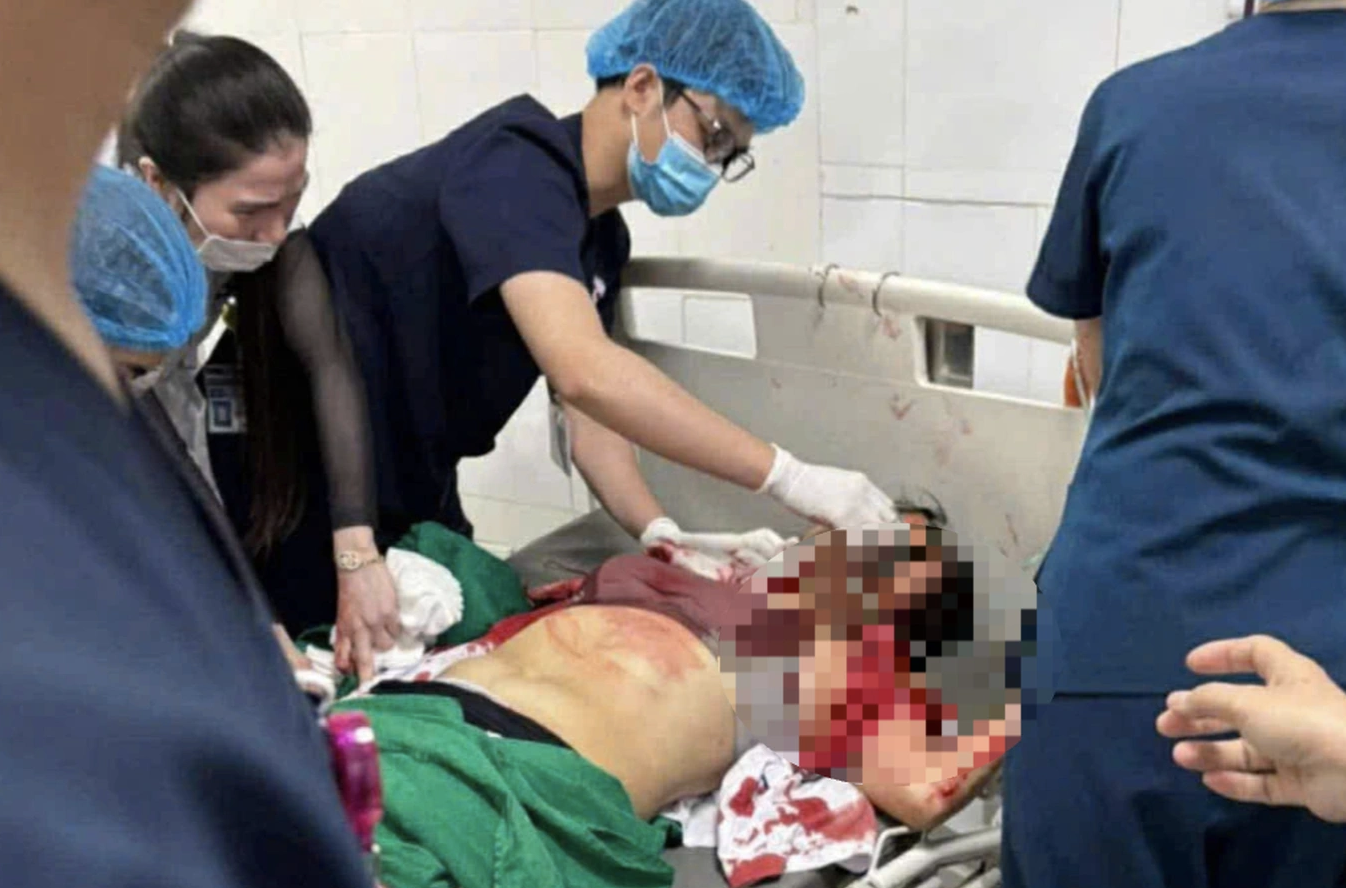 Nghệ An: Người đ&agrave;n &ocirc;ng x&ocirc;ng v&agrave;o bệnh viện d&ugrave;ng hung kh&iacute; đ&acirc;m nhiều người bị thương- Ảnh 1.
