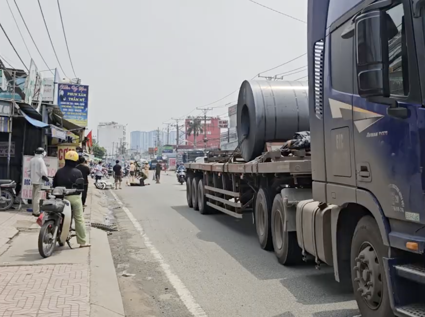 TP.HCM: Xe m&aacute;y trượt ng&atilde; v&agrave;o xe đầu k&eacute;o chở sắt, c&ocirc; g&aacute;i trẻ tử vong thương t&acirc;m- Ảnh 1.